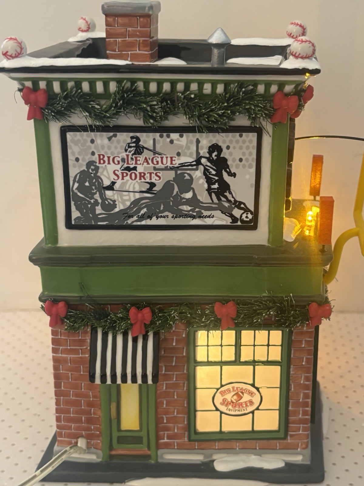 Dept 56 Original Snow Village Store BIG LEAGUE SPORTS 2006 Lighted 56.55604 Ret