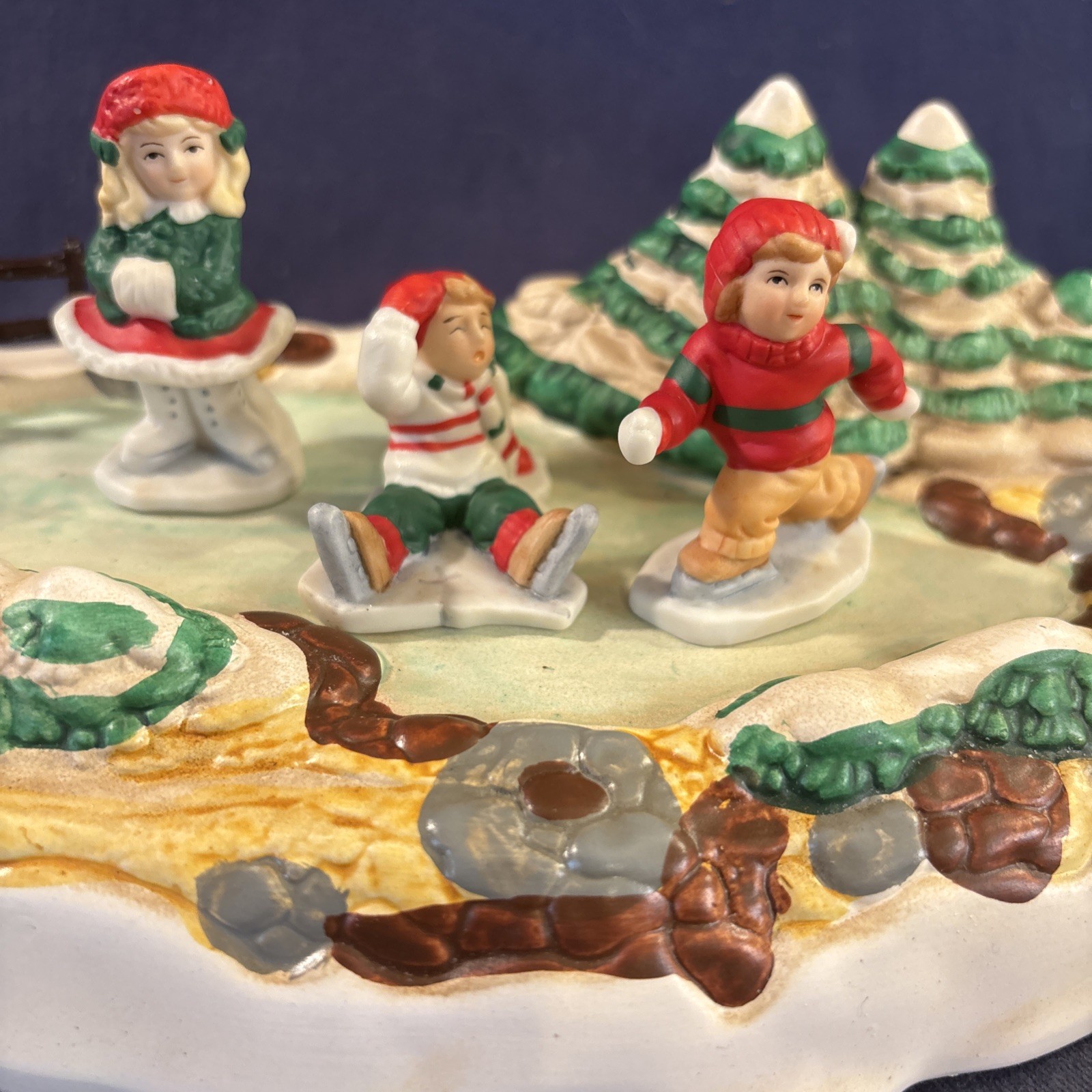 Lefton Colonial Christmas Village Porcelain Skating Pond W/ Kids