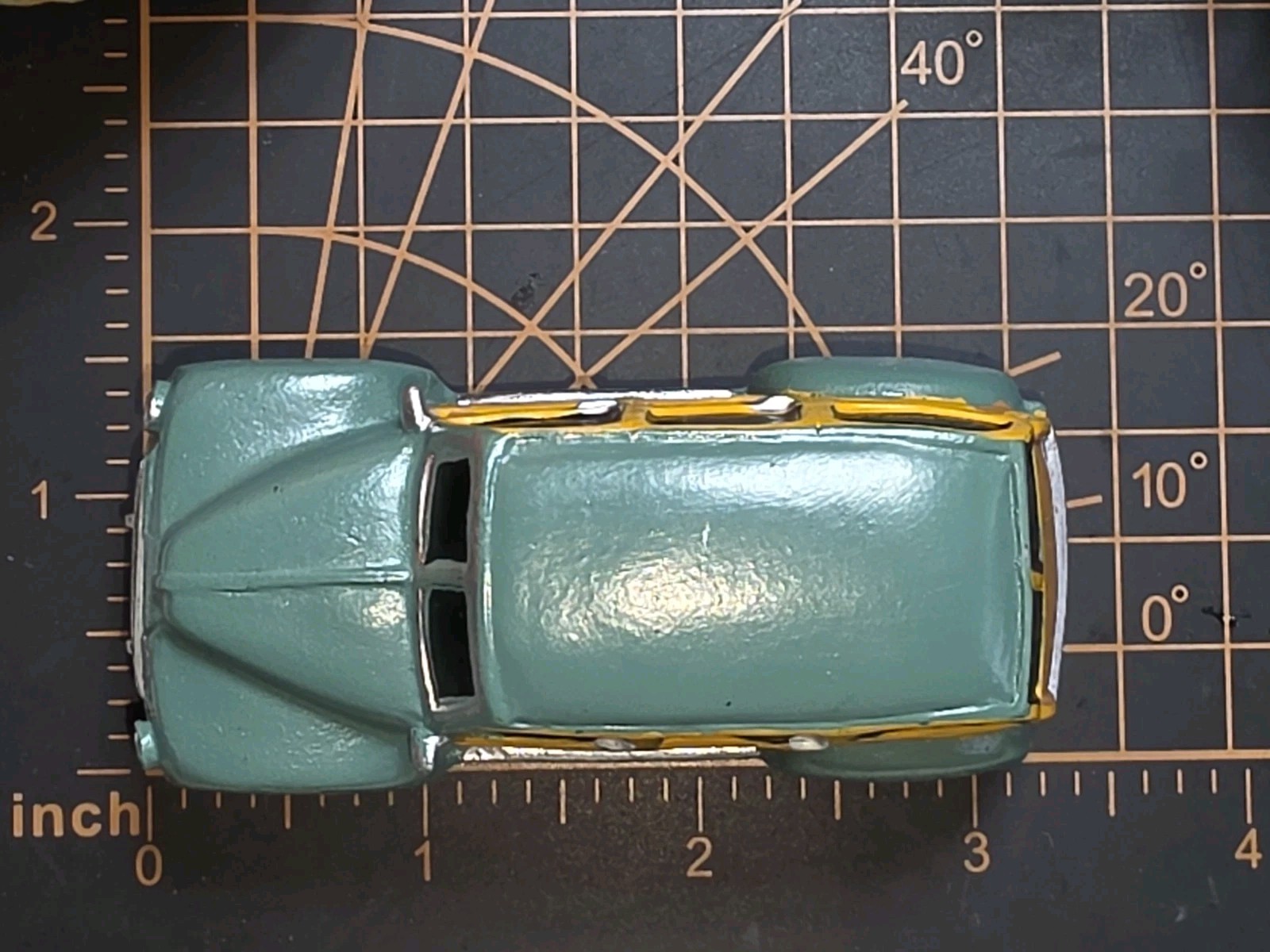 Christmas Village Car Truck Assessory Pieces Lot Of 3 Resin 3″ Holiday Accents
