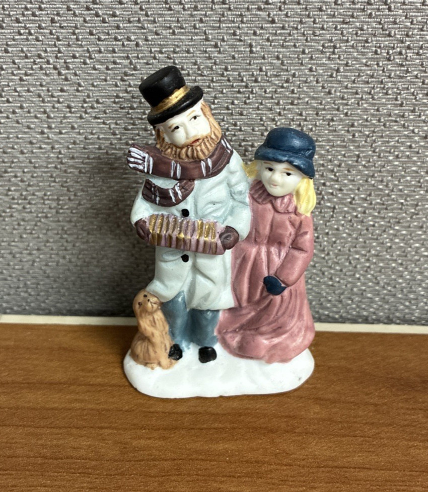 CHRISTMAS VILLAGE VICTORIAN 3″ MAN FATHER GIRL DAUGHTER DOG CONCERTINA FIGURINE