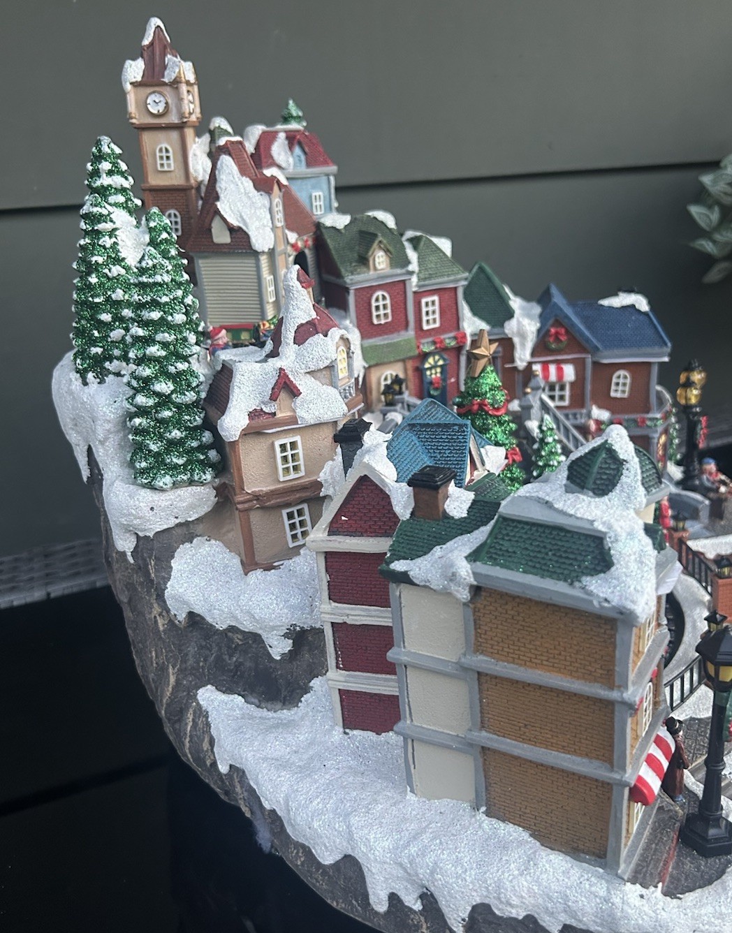 CHRISTMAS ANIMATED VILLAGE W/ Lights & Music. Works Great. Beautiful