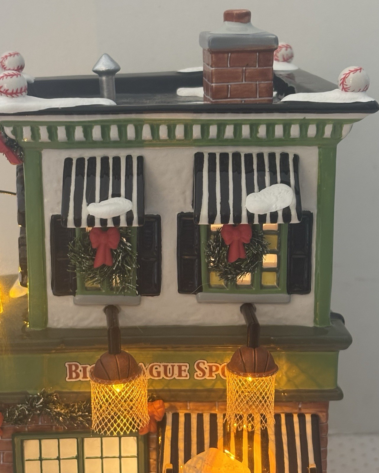 Dept 56 Original Snow Village Store BIG LEAGUE SPORTS 2006 Lighted 56.55604 Ret