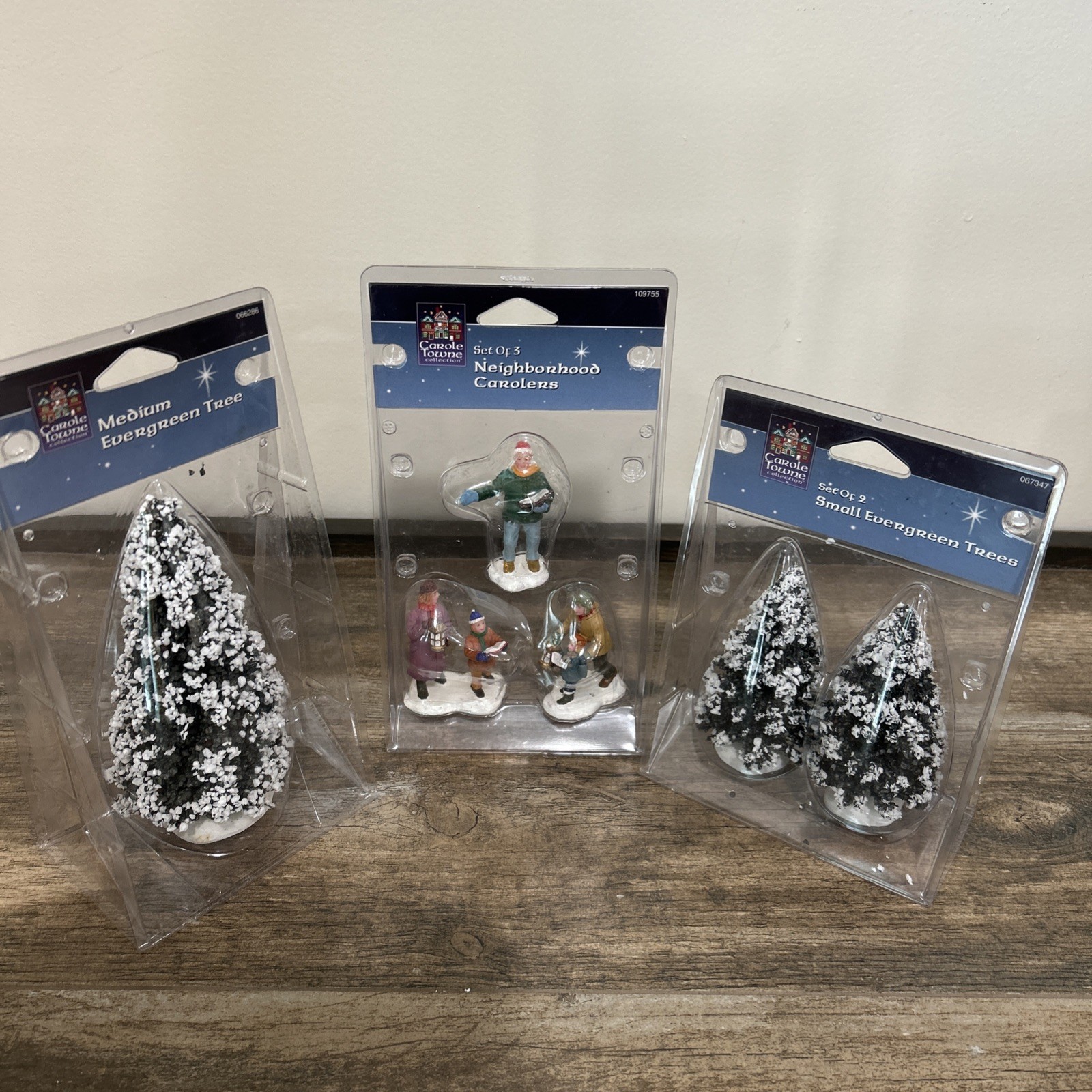 Lemax Carole Towne Collection Set of 3 Neighborhood Carolers & Evergreen Trees