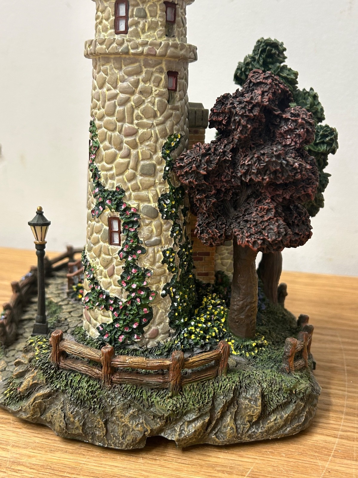 2000 Hawthorne Village Thomas Kinkade Seaside Guiding Point Lighthouse #79731