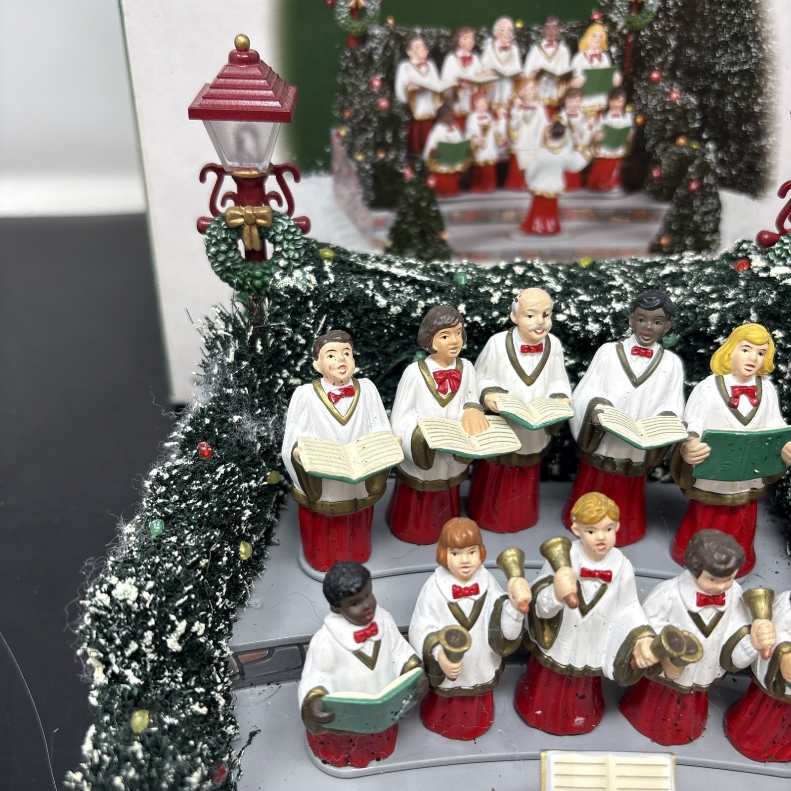 Dept 56 56.52505 Village Animated “Holiday Singers” (no Cord)