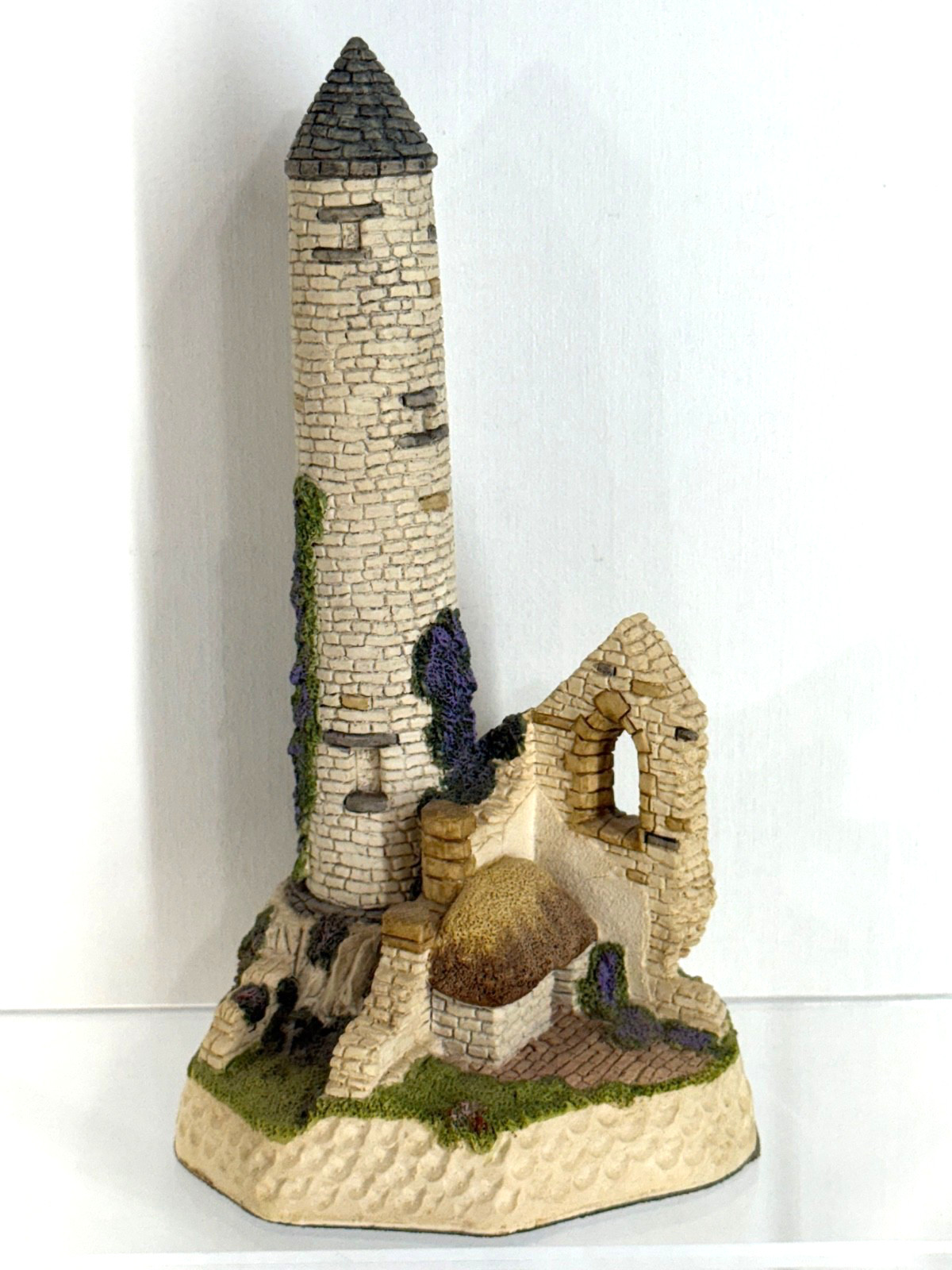 David Winter Cottages The Irish Collection “Irish Round Tower” Original Box