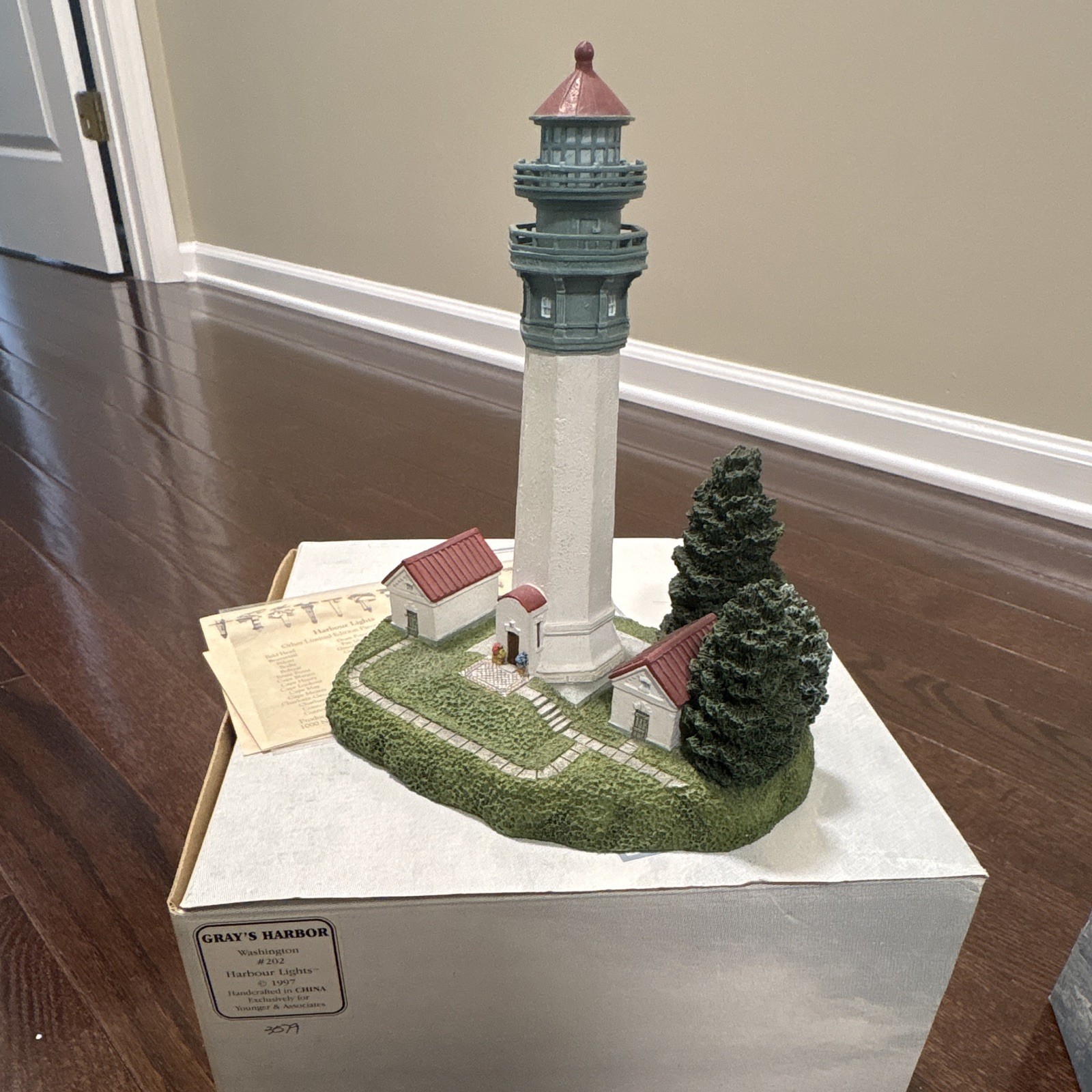 Harbour Lights Grays Harbor Lighthouse Resin Boxed Collectible 1990s