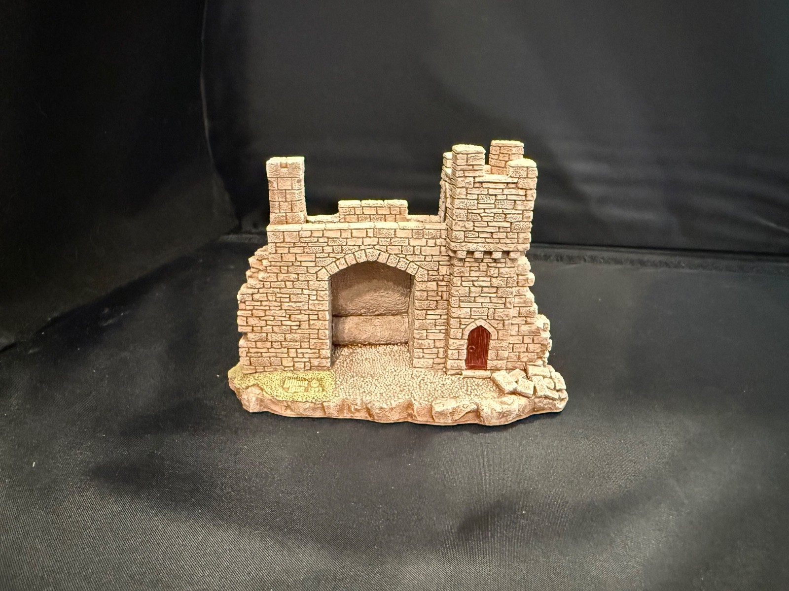 Lilliput Lane Gulliver’s Gate, Retired in September 1997, 3 1/16 inches