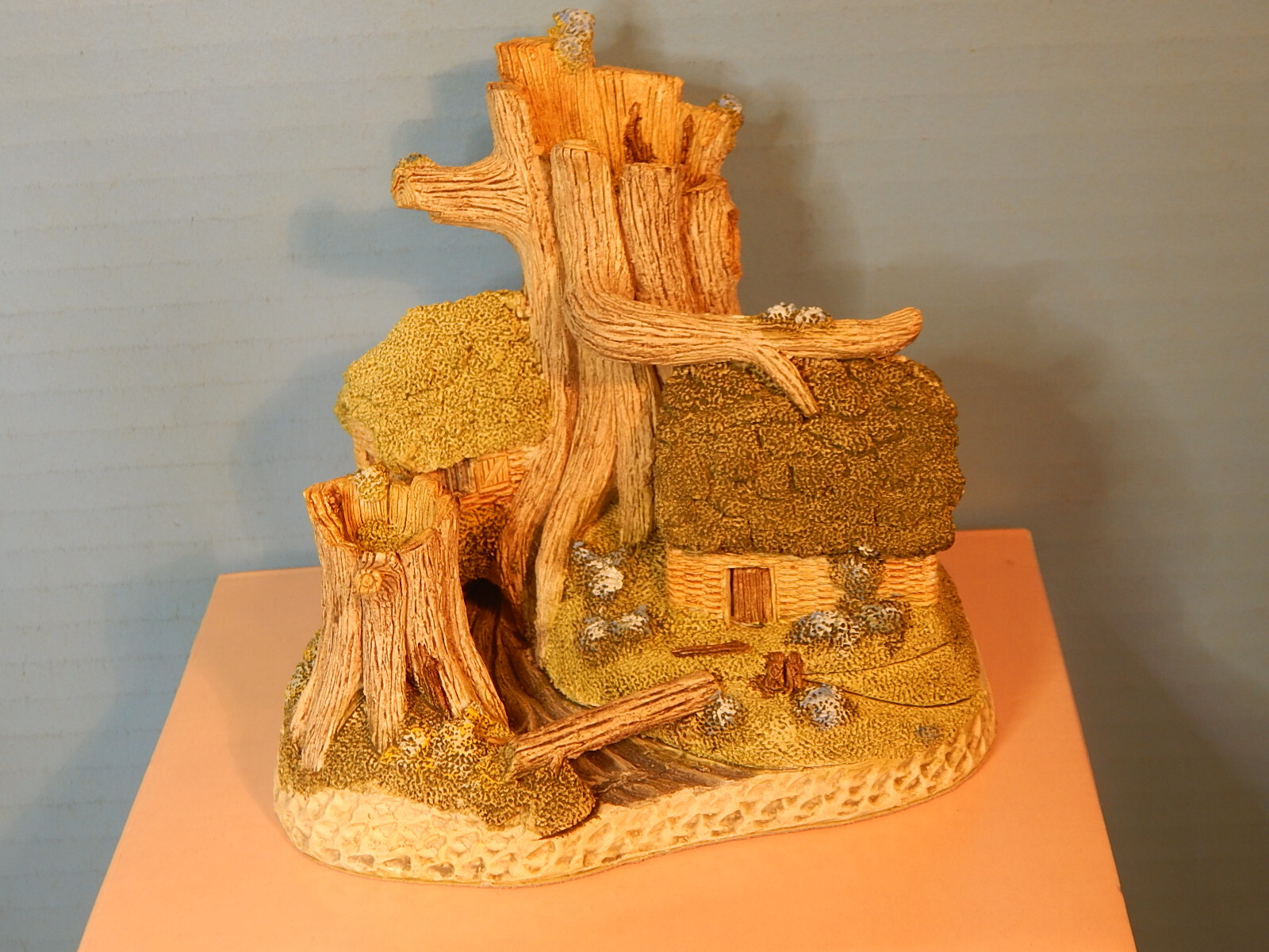 Robin Hood’s Hideway Cottage by David Winter Collectors Guild # 1 in Box, COA