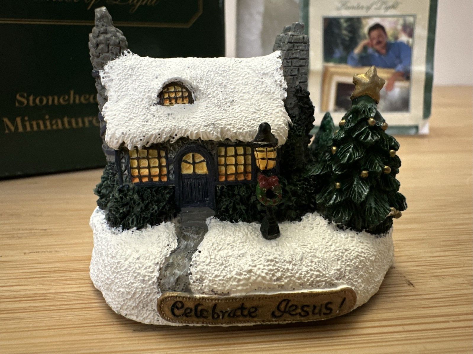 Vintage 1998 Thomas Kinkade Mini Sculpture Stonehearth Hutch Celebrate Jesus