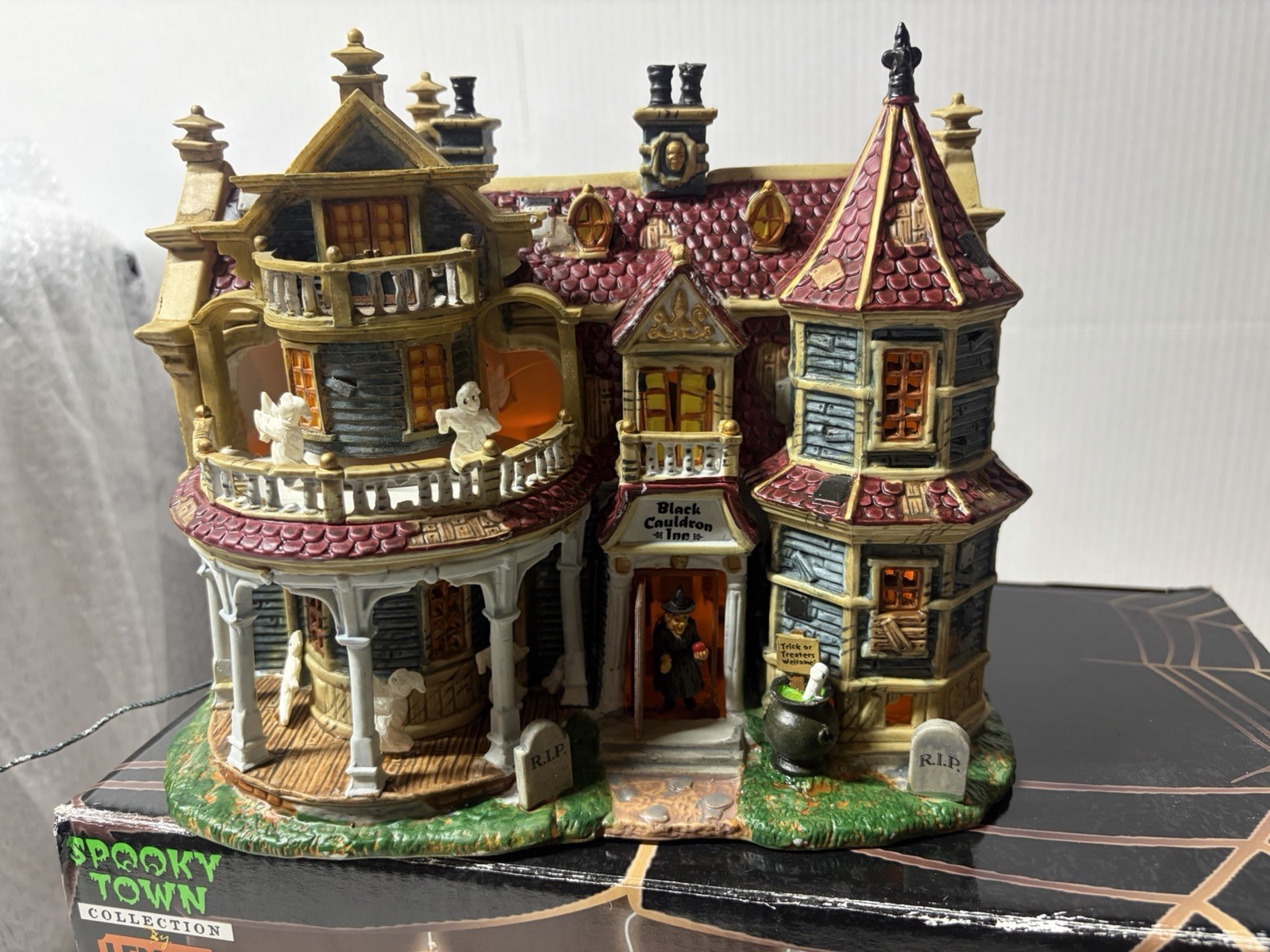 Lemax Spooky Town Black Cauldron Inn 2002 Retired Halloween Lighted House