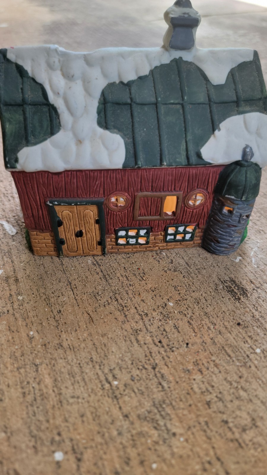 Vintage A Christmas Red Barn – Light Up Cracked Roof