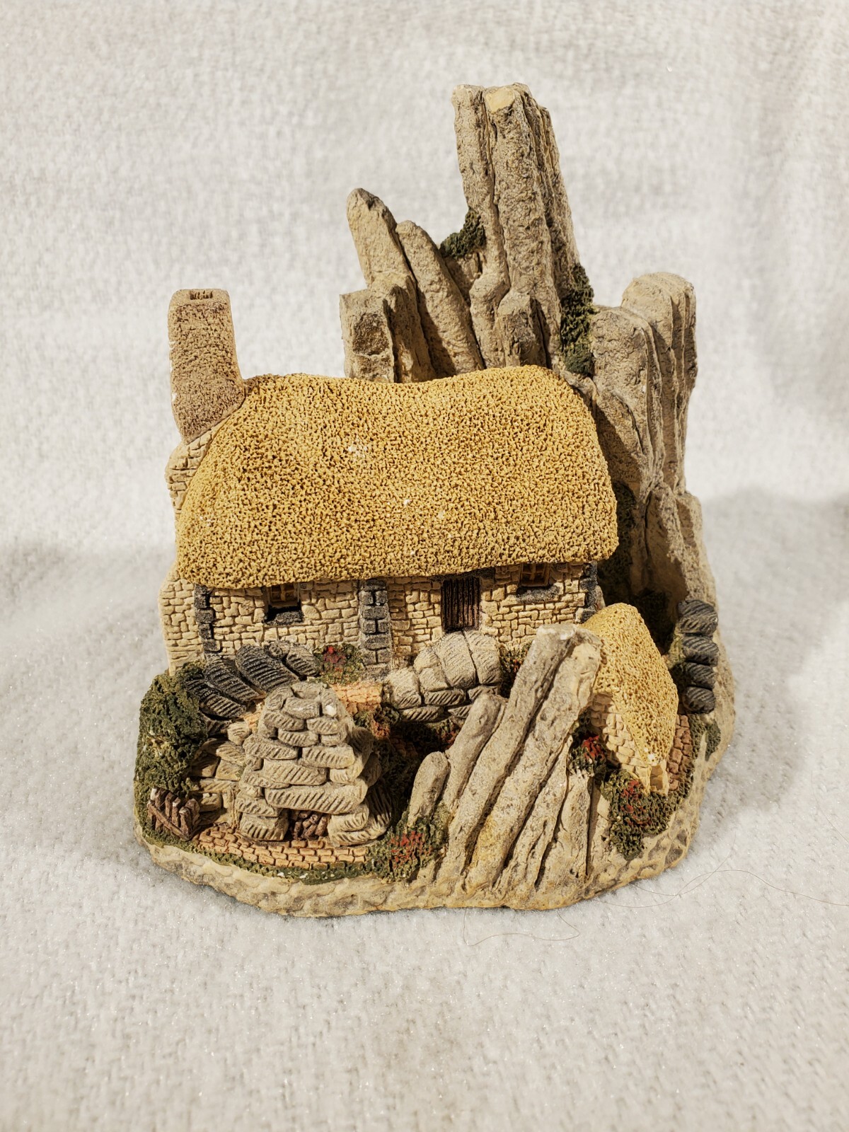David Winter Cottages – Crofter’s Cottage – 1986 – Hand Painted – Retired