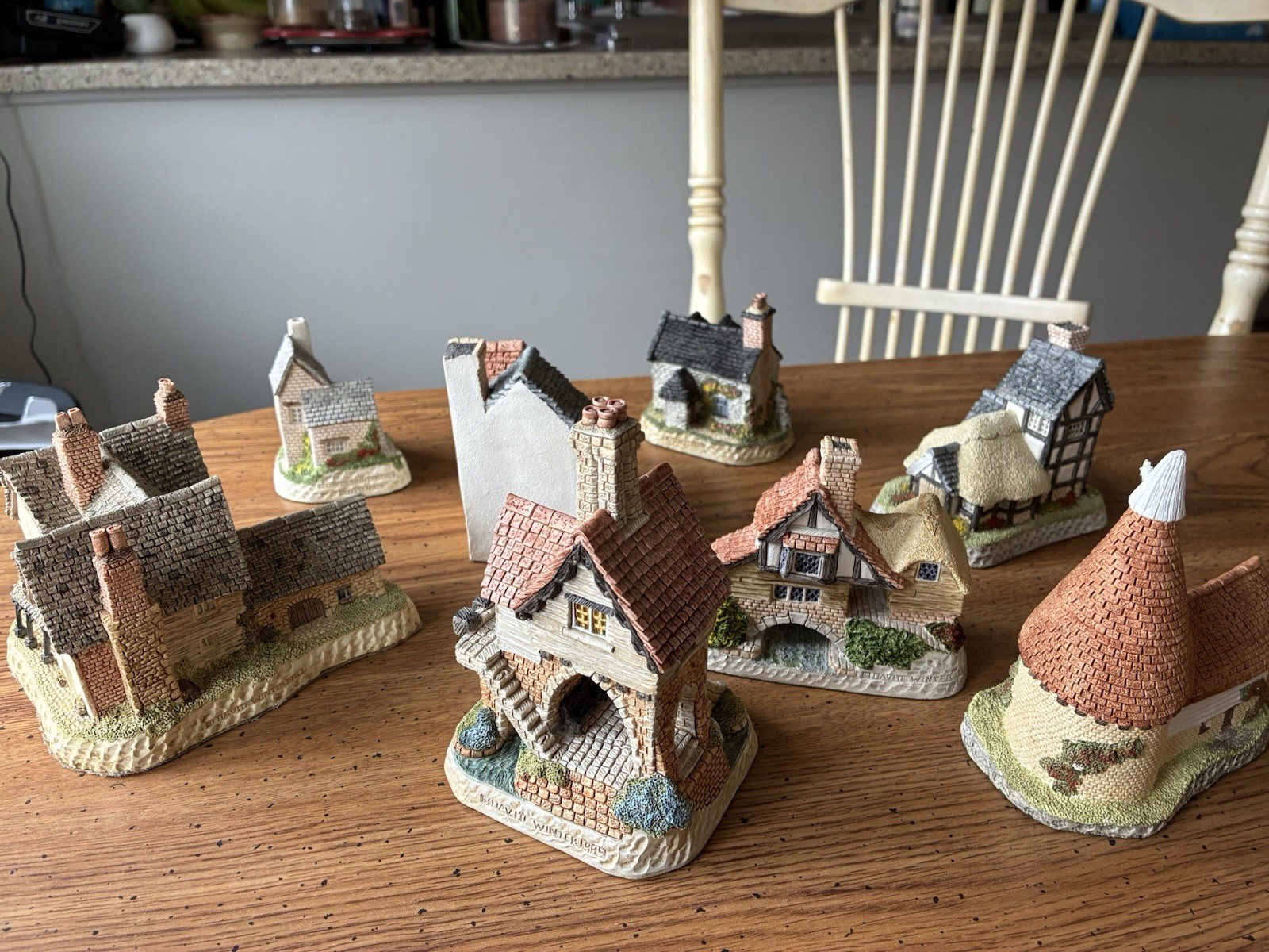 David Winter Hand Painted Resin Village Houses Lot of 8 Collectible Miniatures
