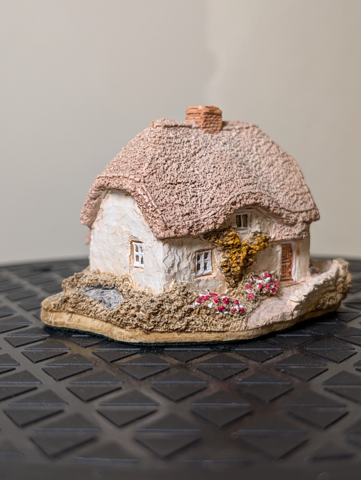 Lilliput Lane “Clover Cottage” From The English Collection, Dated 1987