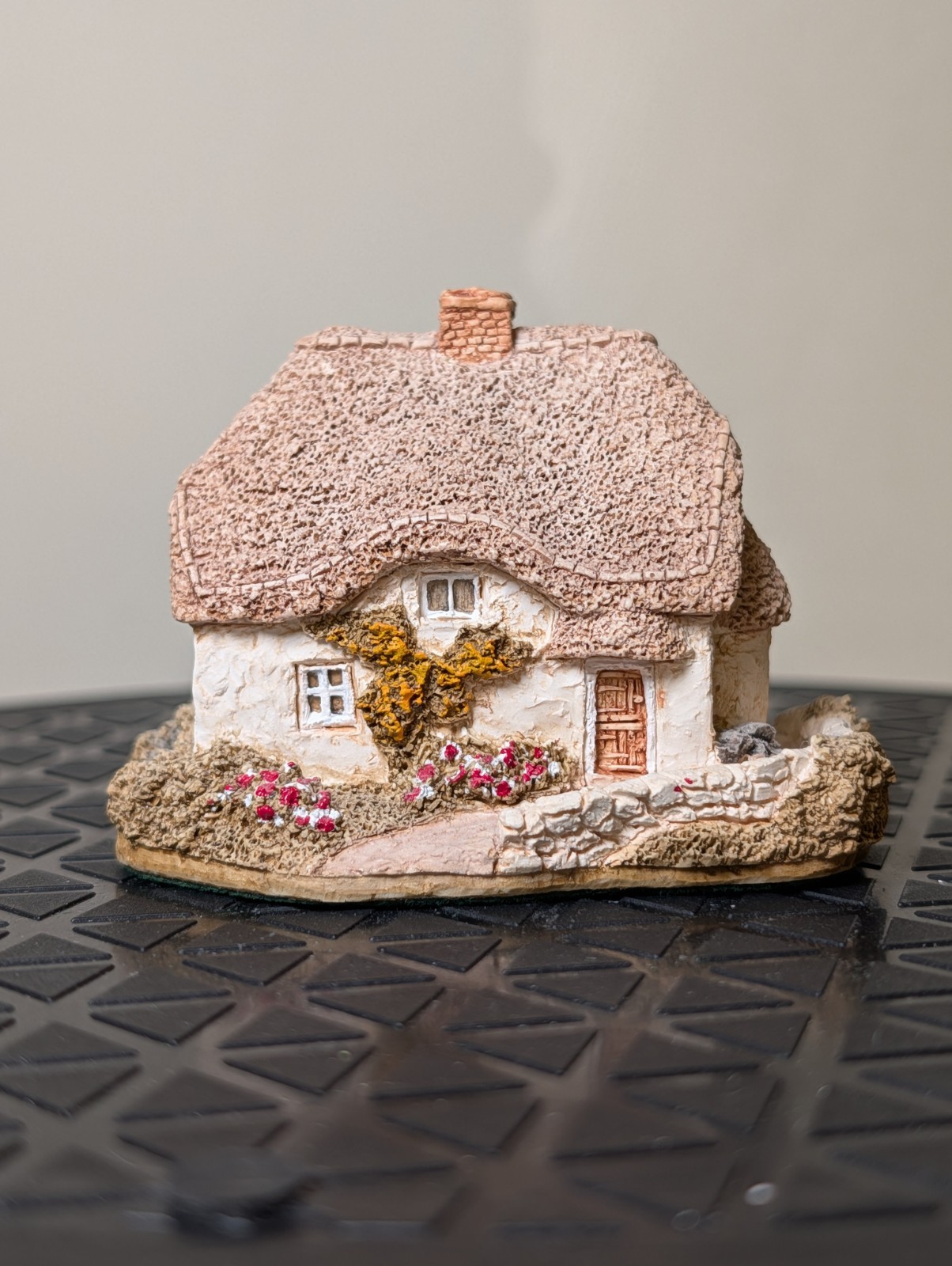 Lilliput Lane “Clover Cottage” From The English Collection, Dated 1987