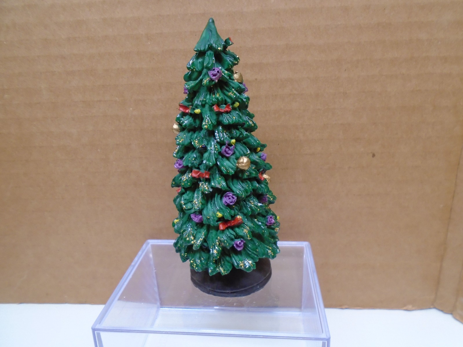 HEAVY RESIN CHRISTMAS VILLAGE DECORATED CCHRISTMAS TREE 4.75″ FIGURE UNBRANDED