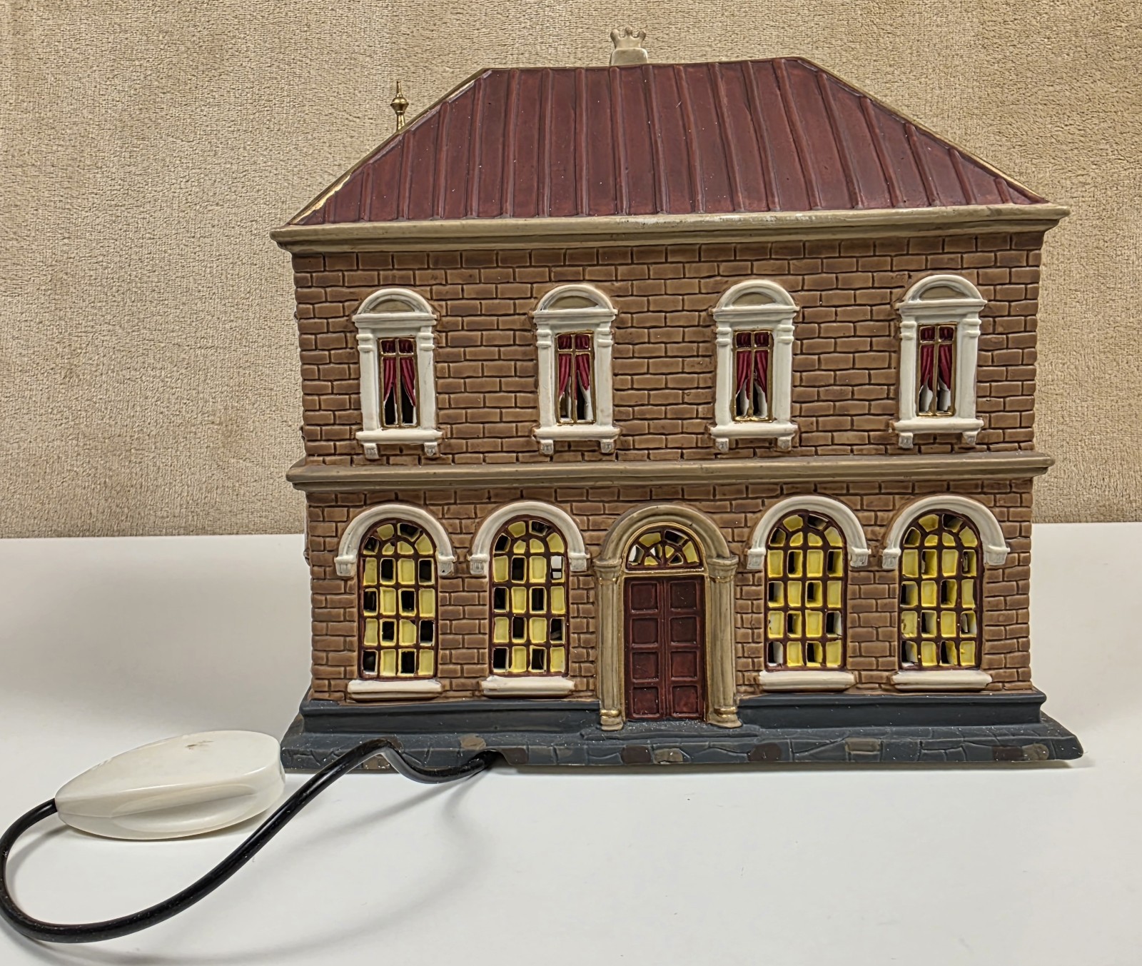 VTG Heartland Village Victoria Theater Lighted Porcelain Christmas House Used