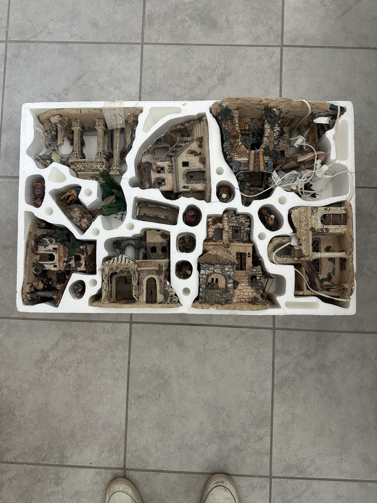 Grandeur Noel Bethlehem Village 44-Piece Porcelain Nativity Set Boxed 2002