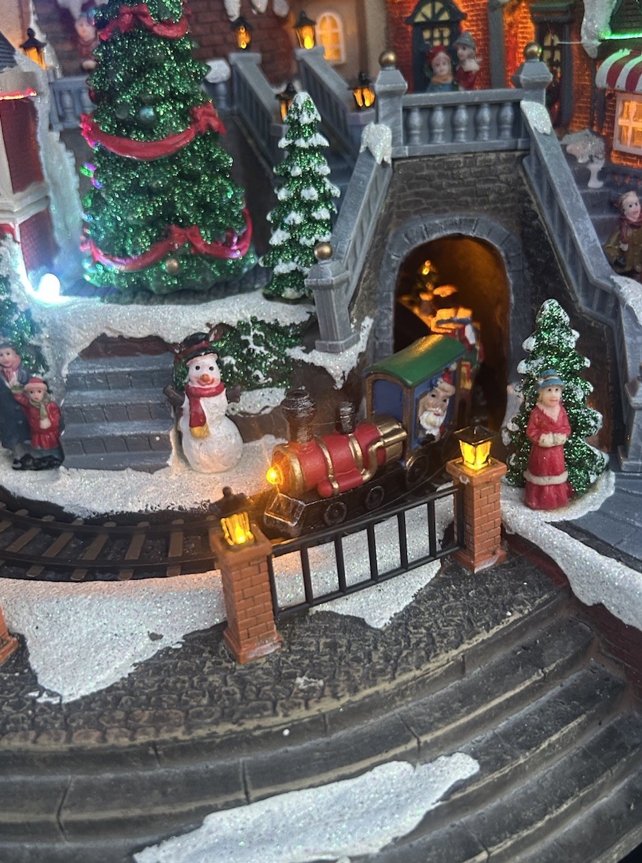 CHRISTMAS ANIMATED VILLAGE W/ Lights & Music. Works Great. Beautiful