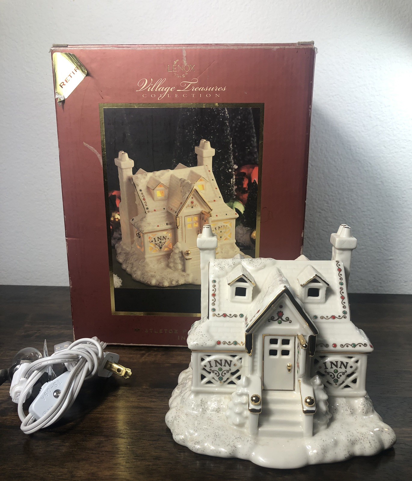 Lenox Mistletoe Park INN Village Treasures Collection, Boxed, 2005, Retired