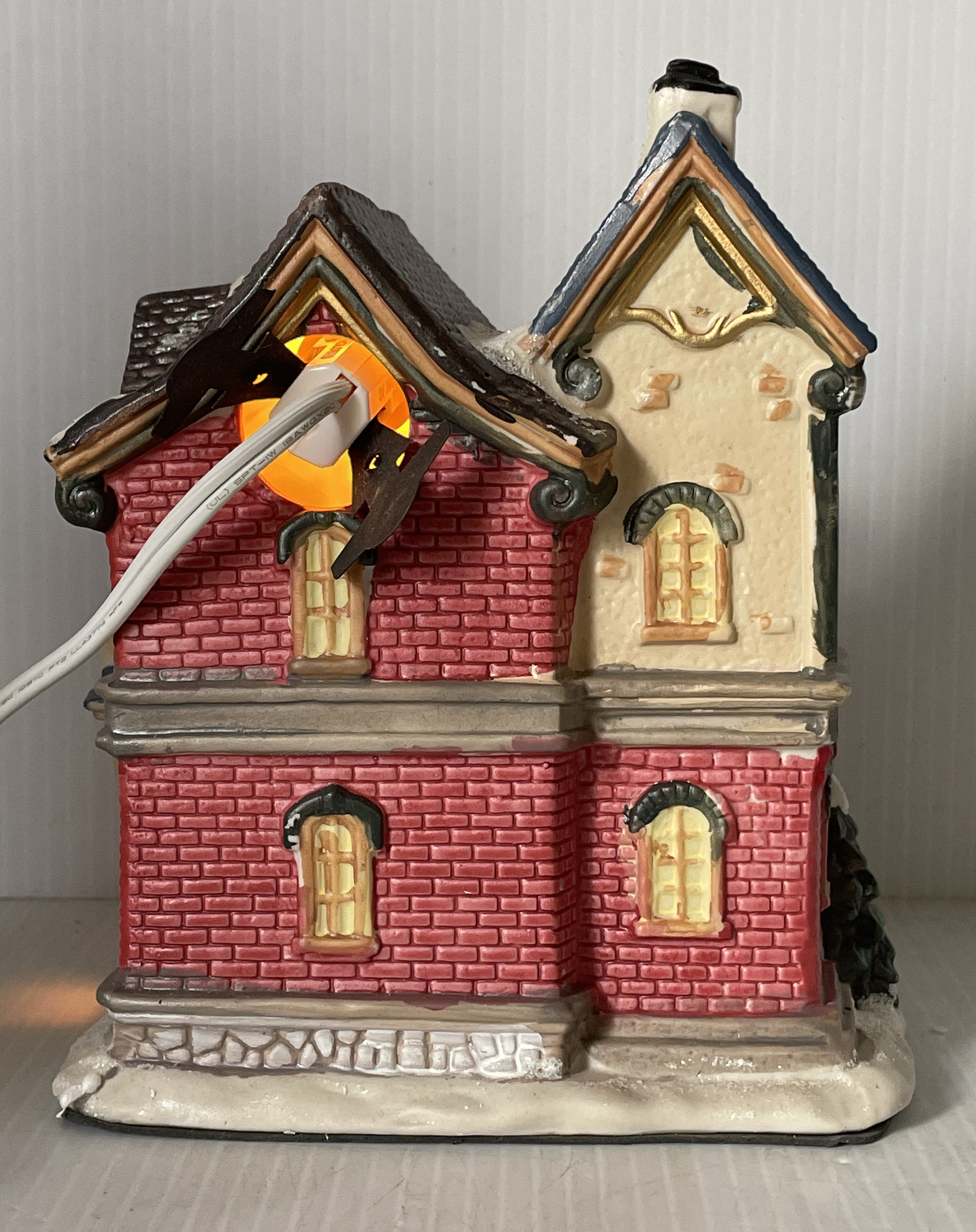 Victoria Falls Collector Series 4 Porcelain Lighted Residential House With Box