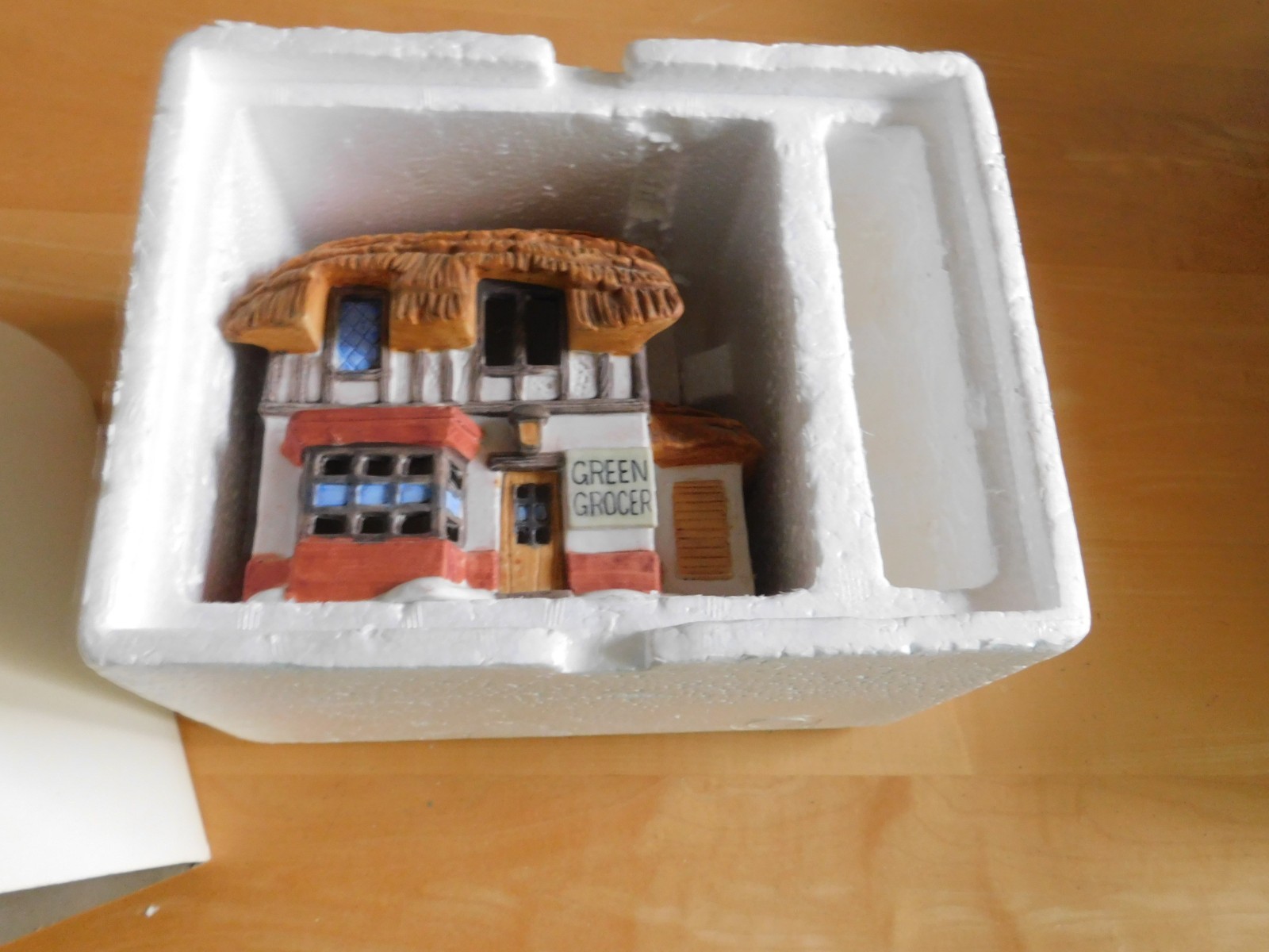 Dept 56 Heritage Shops Of Dickens Village “Green Grocer” 1984 Light & Box