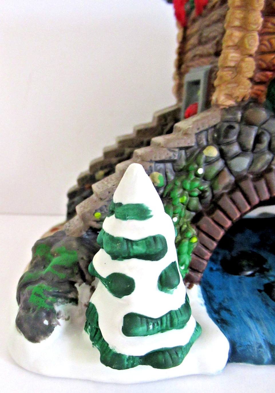 SANTA’S WORKBENCH “STONE BRIDGE WITH HOUSE” ~ (2001) ~ ** VILLAGE ACCESSORY **