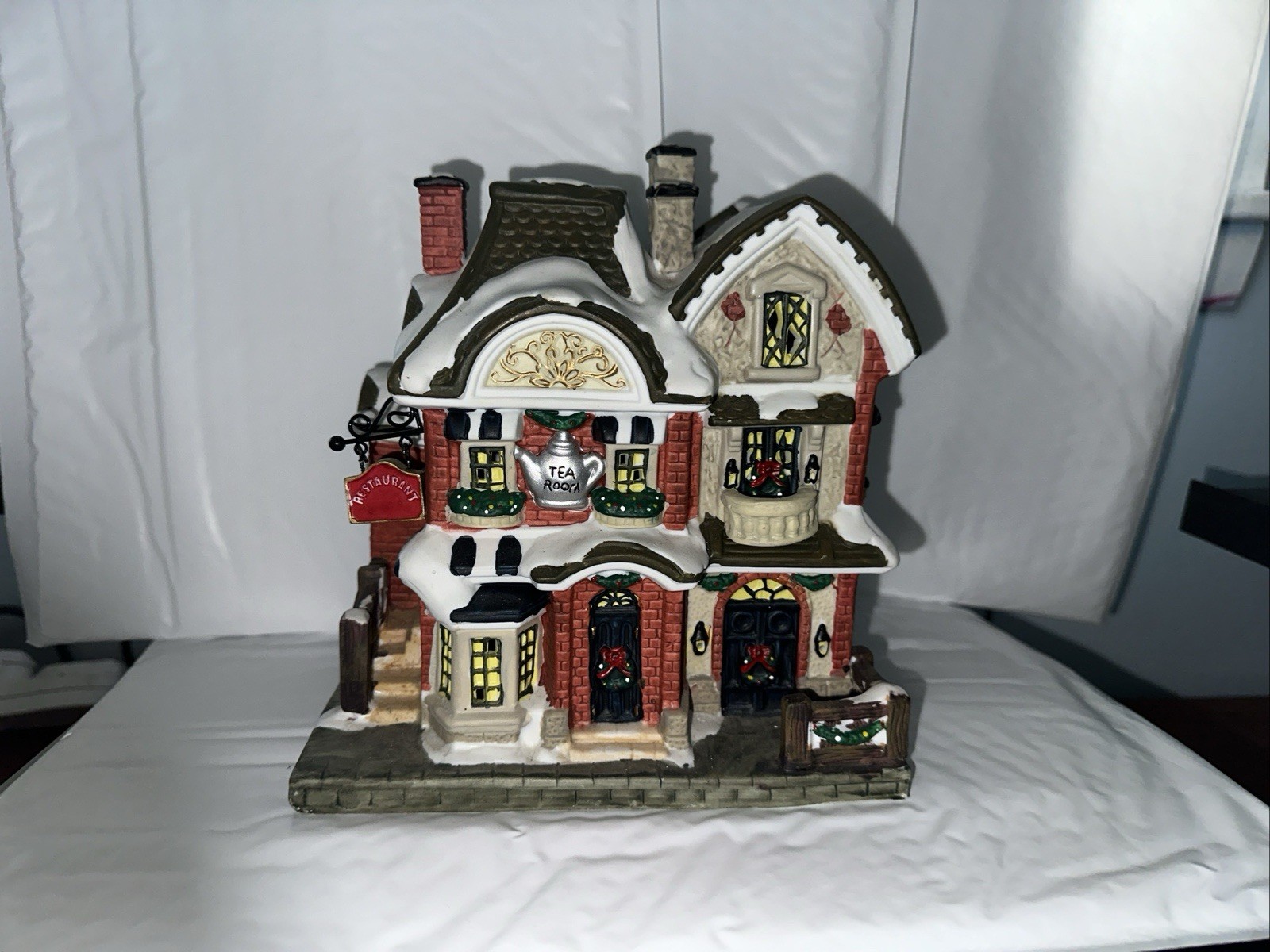 Dept. 56 Vintage Tea Room ’99 Grandeur Noel 6″x8″x9″. No Box