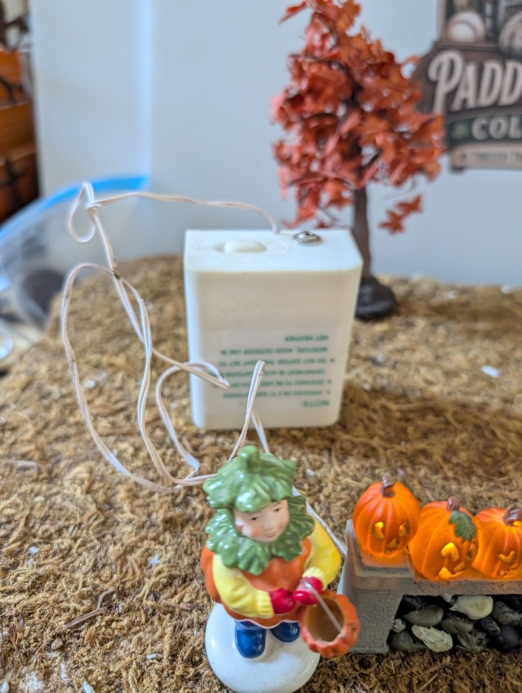Dept 56 Halloween – Village accessories – Lighting the Jack -O – Lanterns