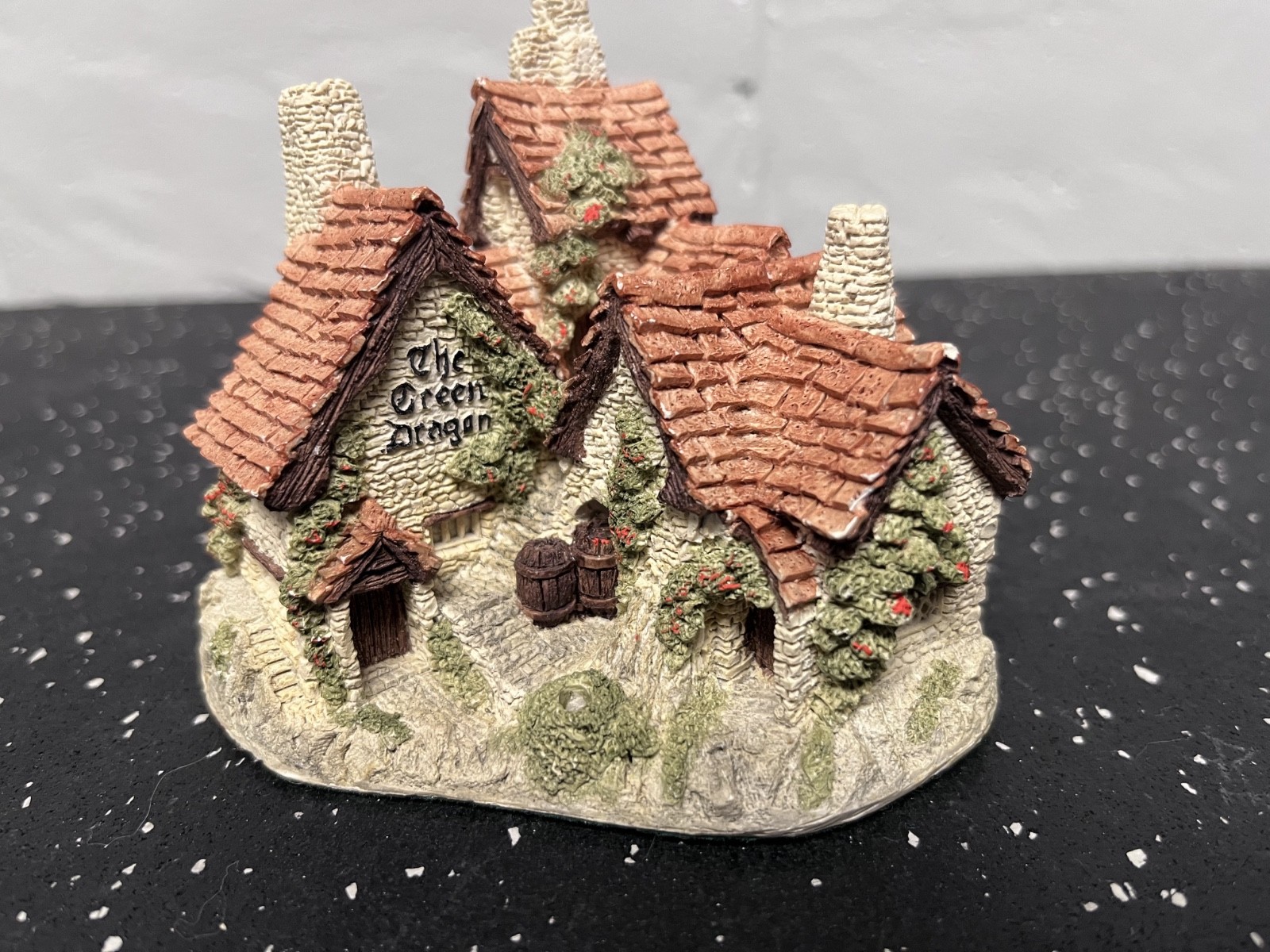 David Winter Green Dragon Pub English Village Cottage 4.5in Hand Painted