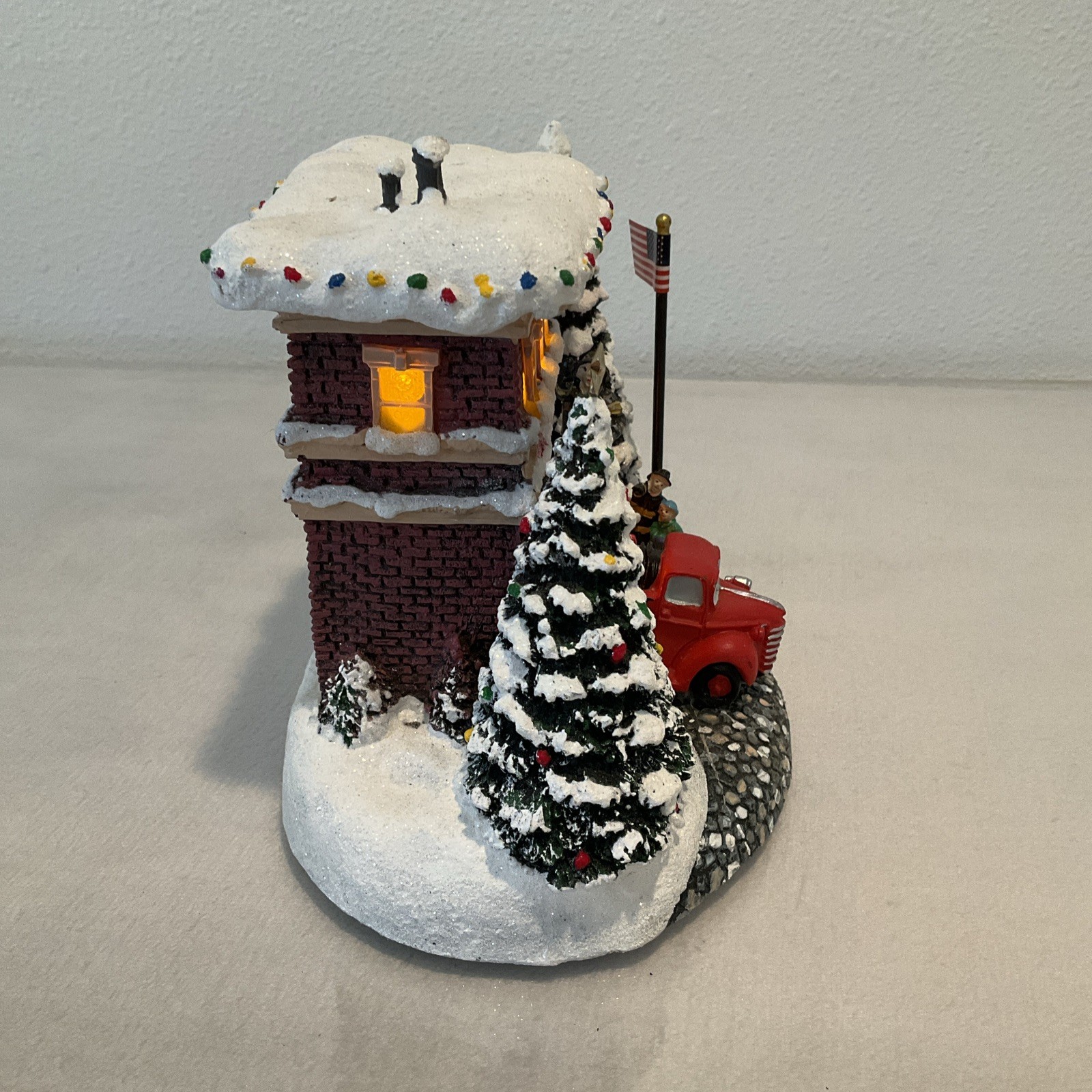 Thomas Kinkade 2019 A First Responder’s Christmas Painters of Light Lighted Xmas