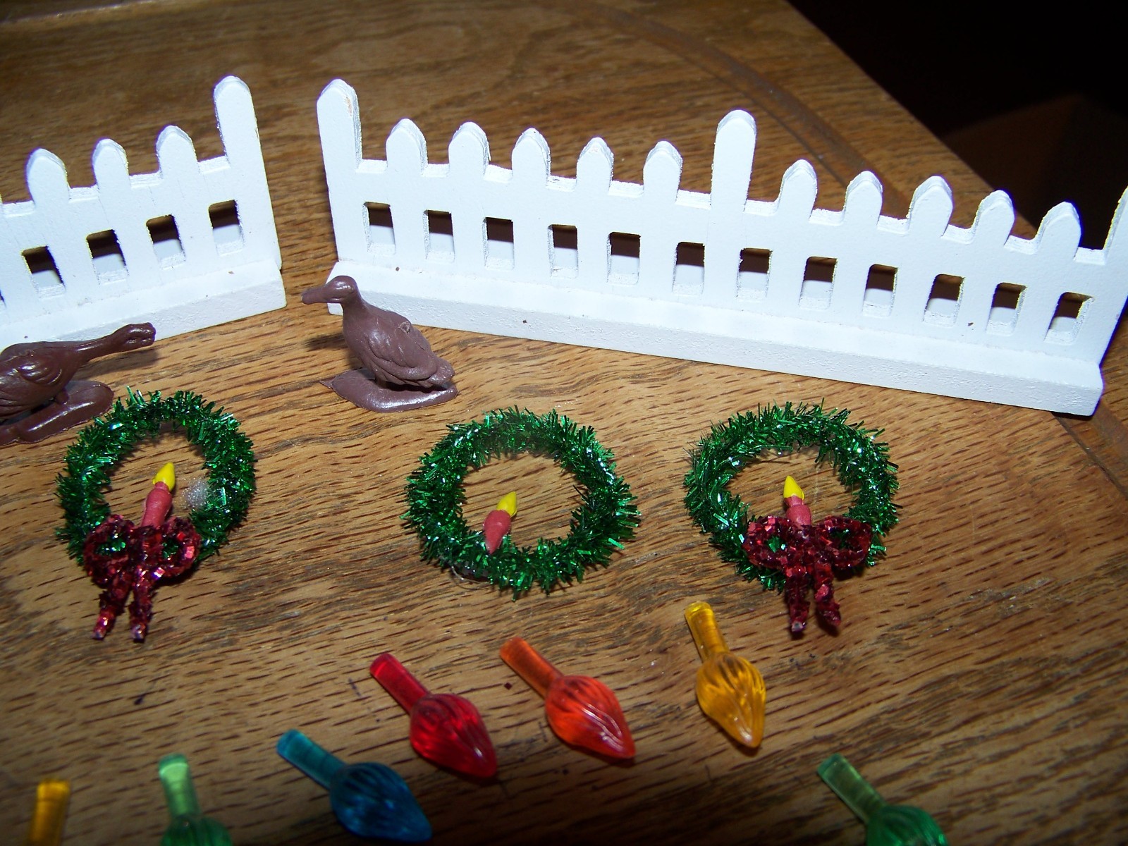 Mixed Lot Christmas Village Fences Wreaths Farm Animals & Craft Bulbs Hong Kong