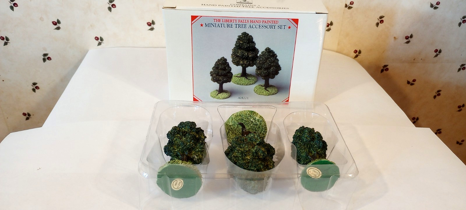 Vintage Liberty Falls Americana Collection Miniature Tree Accessory Set AH221