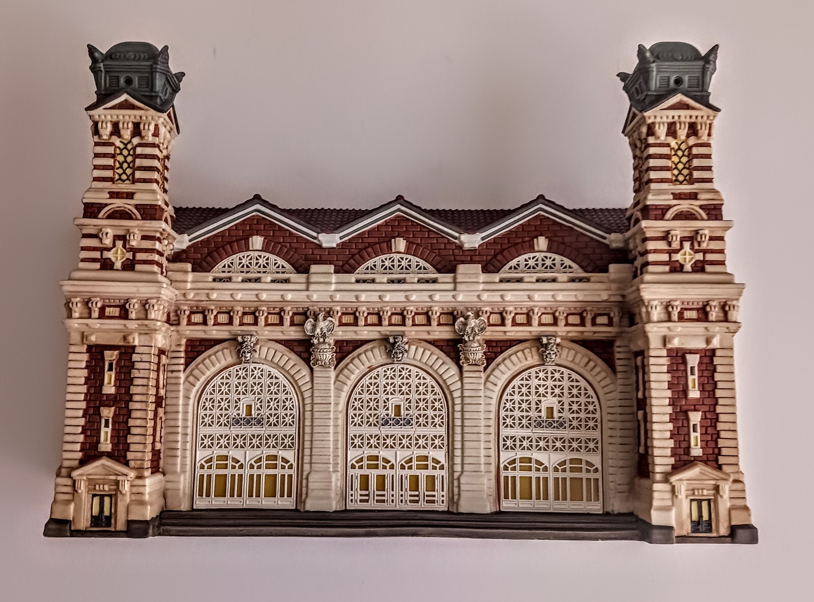 DEPARTMENT 56 AMERICAN PRIDE COLLECTION ELLIS ISLAND