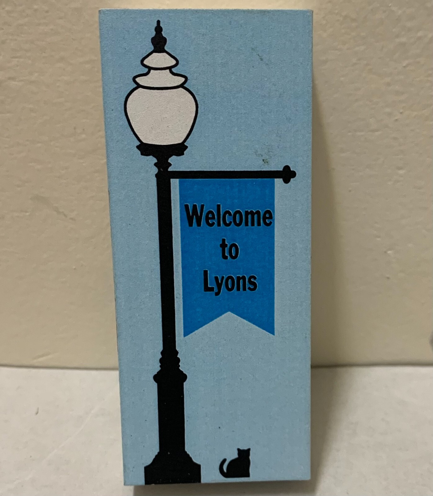 Cat’s Meow Banner Lamp Post Shelf Sitter blue Welcome to Lyons 2005 wood block