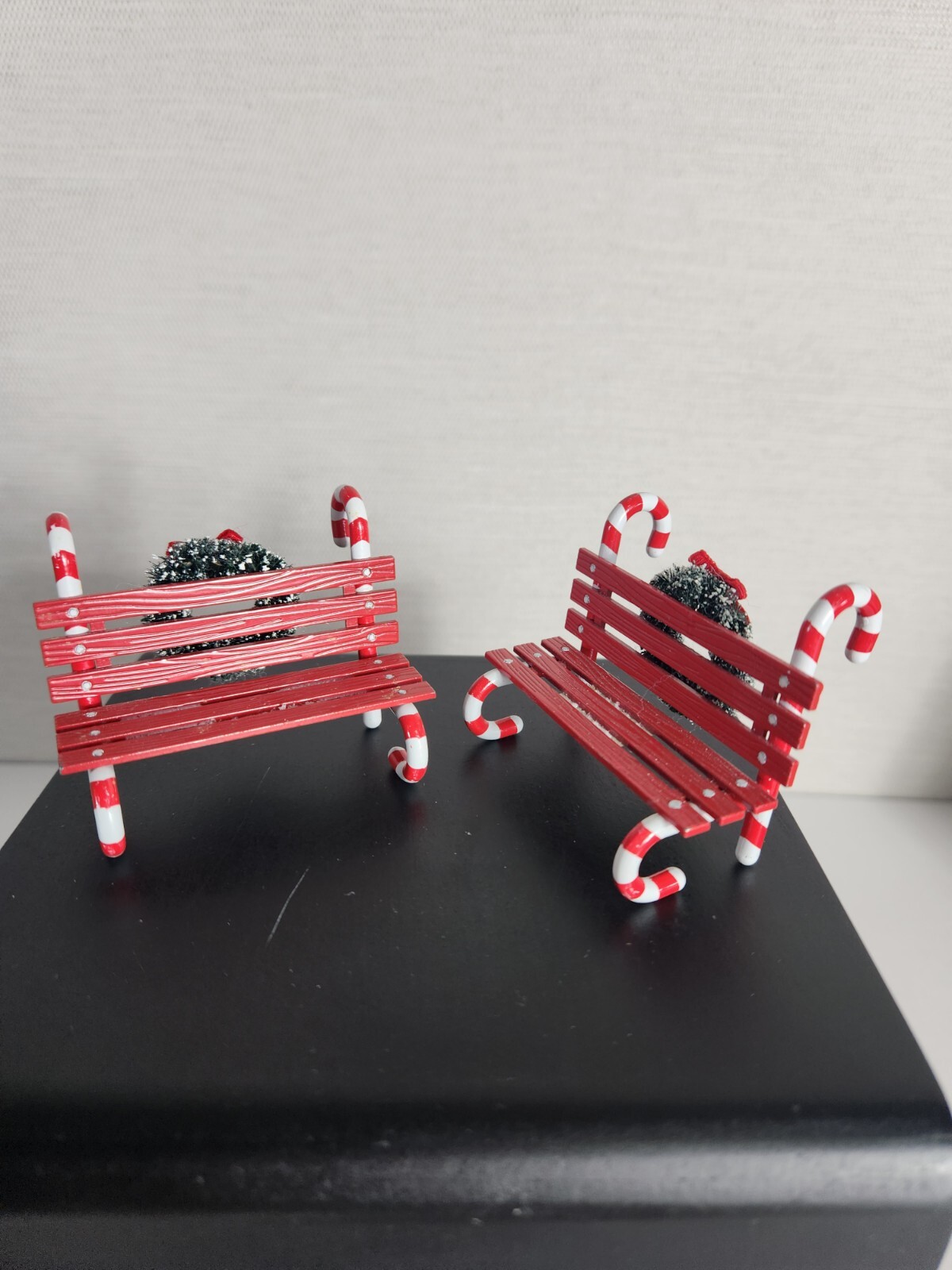 Dept 56 Village Set 2 Candy Cane Benches 52669 Christmas Wreath Accessory Metal