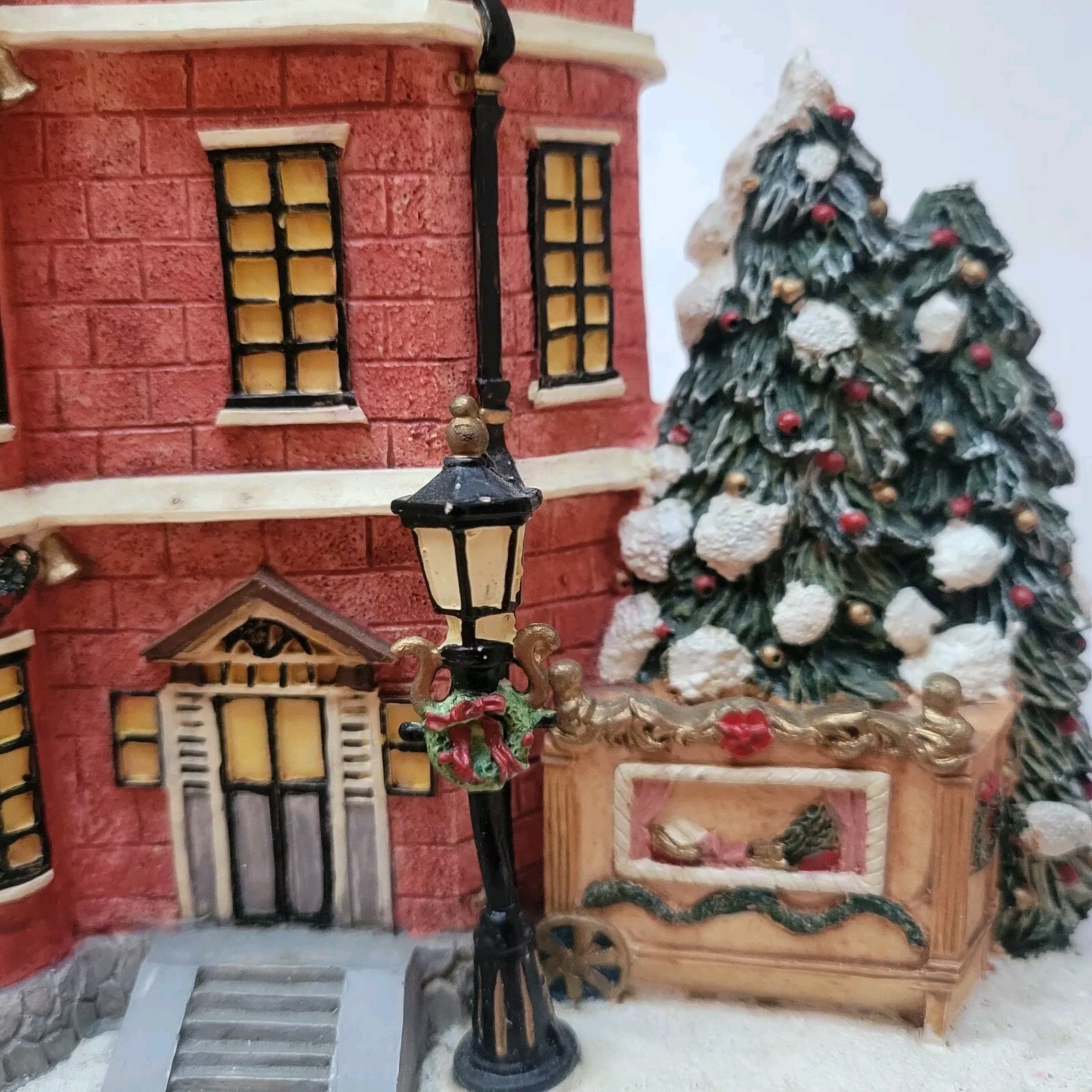 Holiday Brownstone House Christmas Holiday Trees Decor Wind Up Musical Display