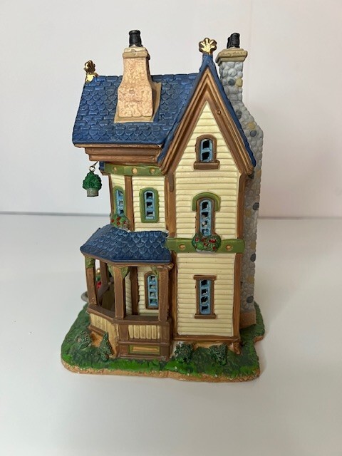 LEMAX Lighted House “Mrs Applegates Bed & Breakfast” #25394