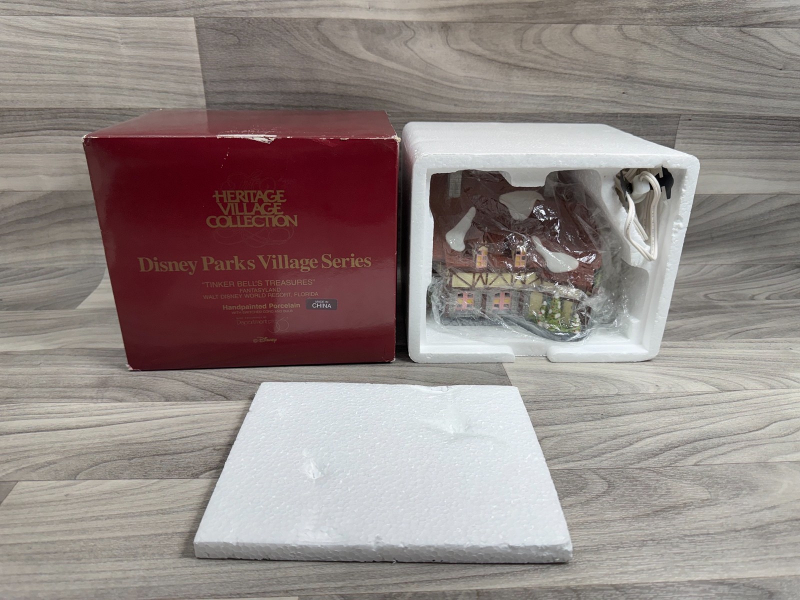 DEPARTMENT 56 DISNEY PARKS VILLAGE SERIES TINKER BELL’S TREASURES #882 – DEPT 56