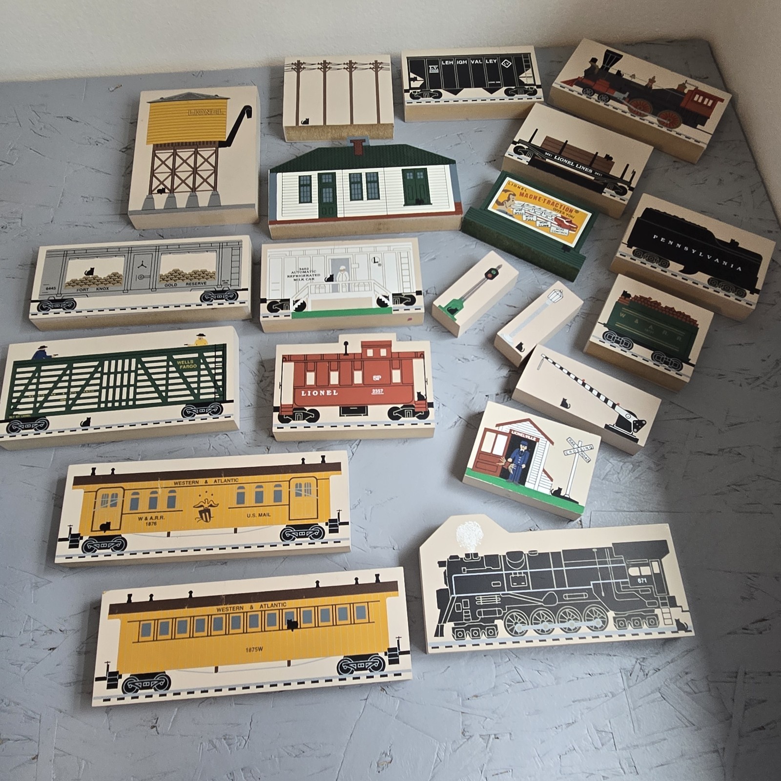 The Cat’s Meow Village Lot of 20 Shelf Sitters Trains Lionel Station & More 1995