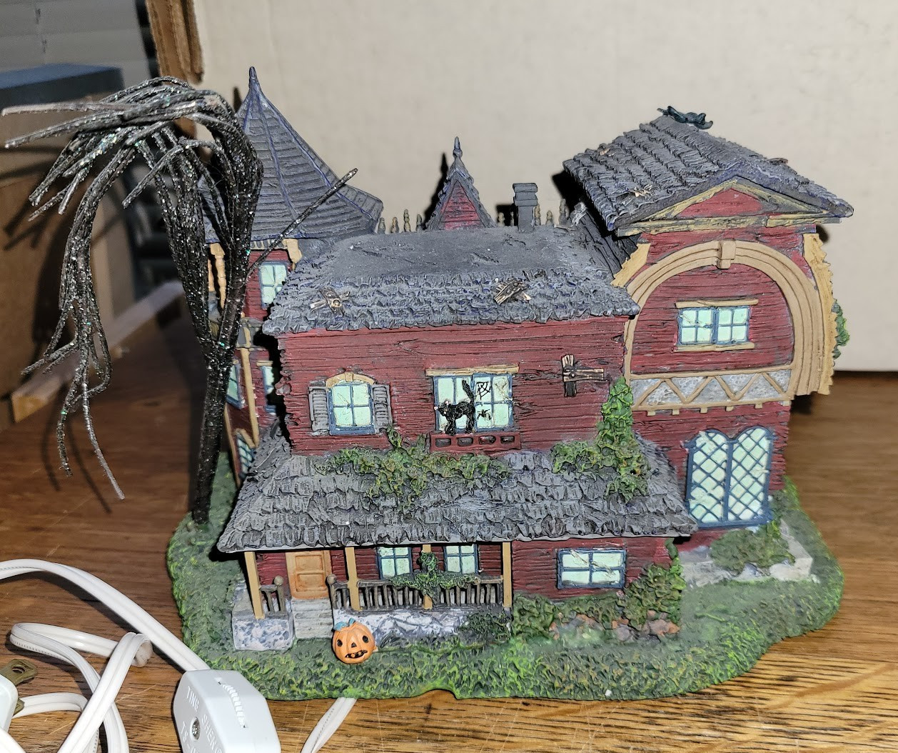 2004 Hawthorne Village – THE MUNSTERS – 1313 Mockingbird Lane – lighted house