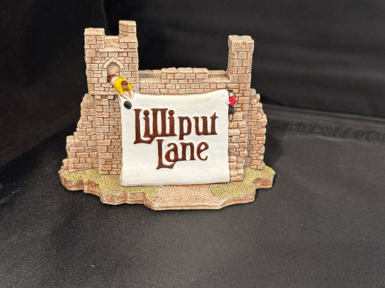 Lilliput Lane Gulliver’s Gate, Retired in September 1997, 3 1/16 inches
