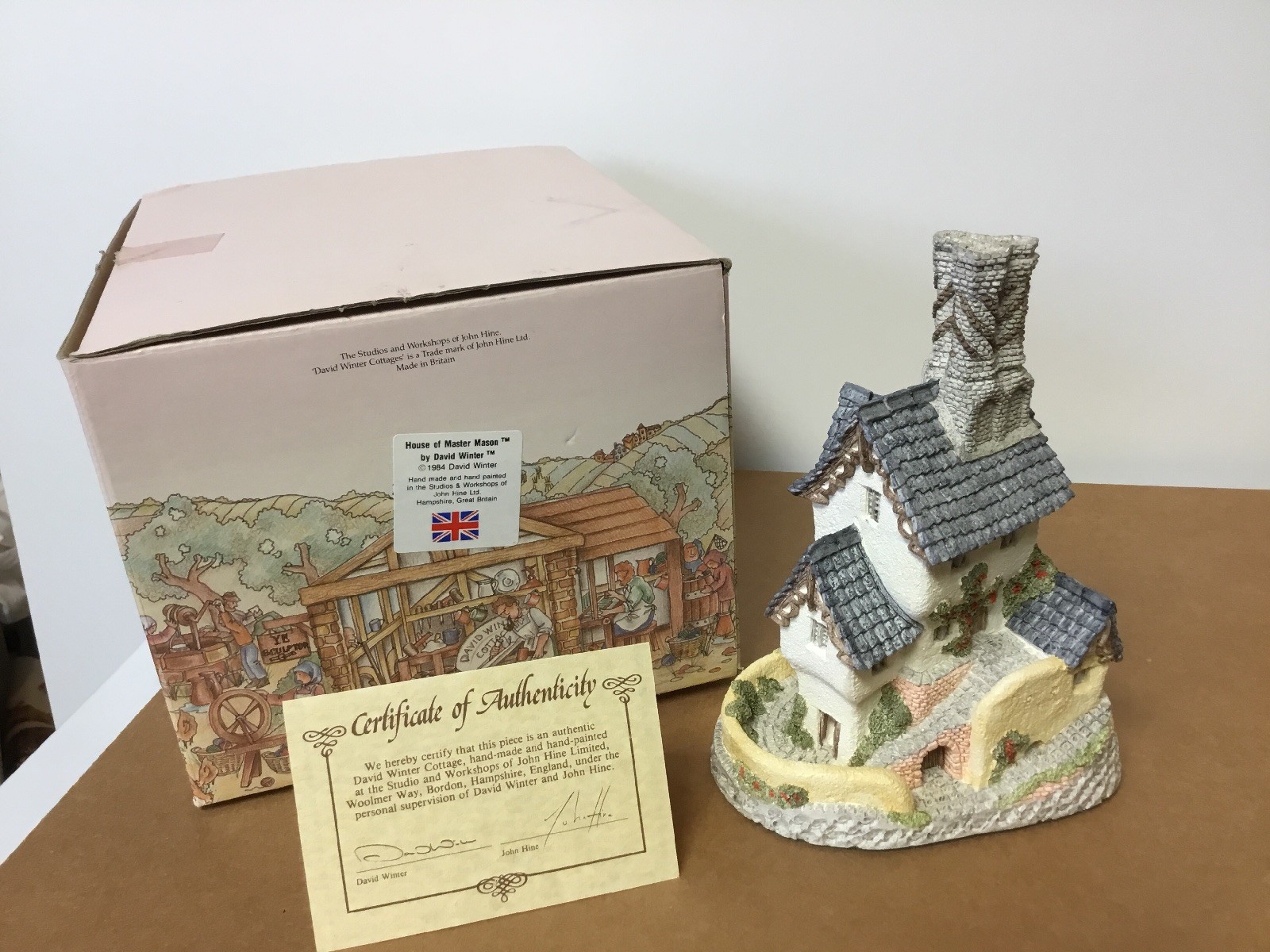 David Winter 1984 MASTER MASON (6 1/2″ x 5″) English Structure NIB/COA Dealer