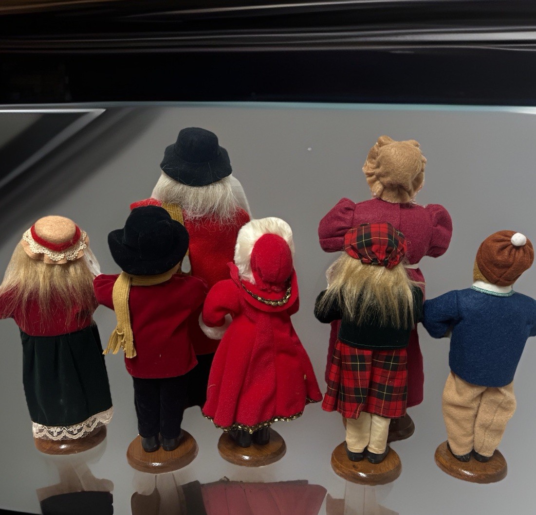 7 Santas Workbench Christmas Singing Carolers Display Posable Dolls Vintage