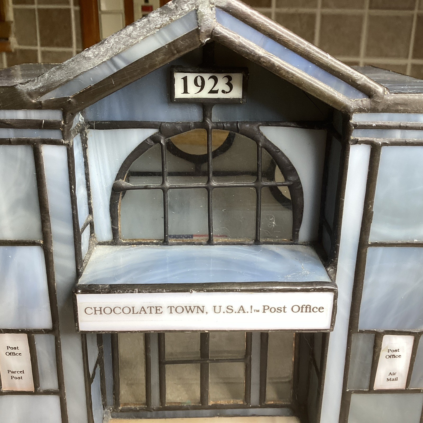 HERSHEY STAINED GLASS -Chocolate Town 1996-post Office – 3 Lights-RUDY BROS.