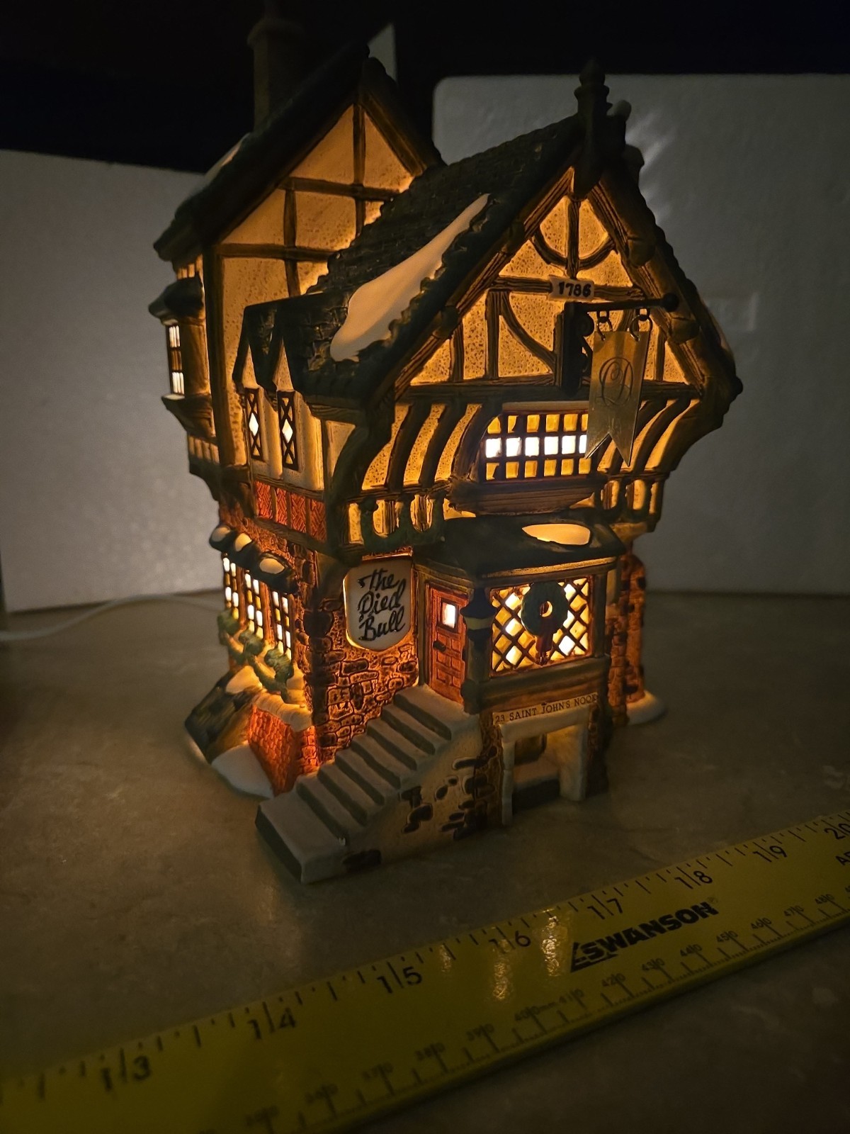 Dept. 56 Dickens’ Village Series “The Pied Bull Inn” 1993 Excellent Sleeved Box