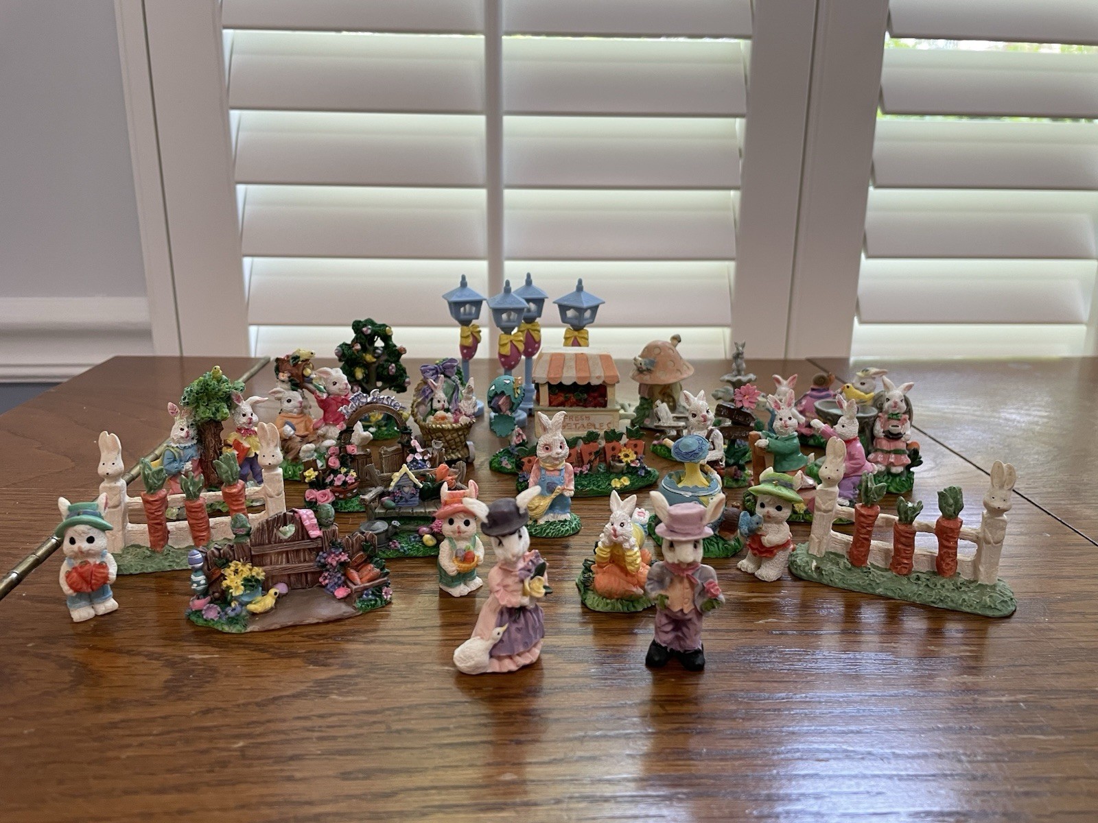 Hoppy Hollow Easter Village 33 Pieces!!