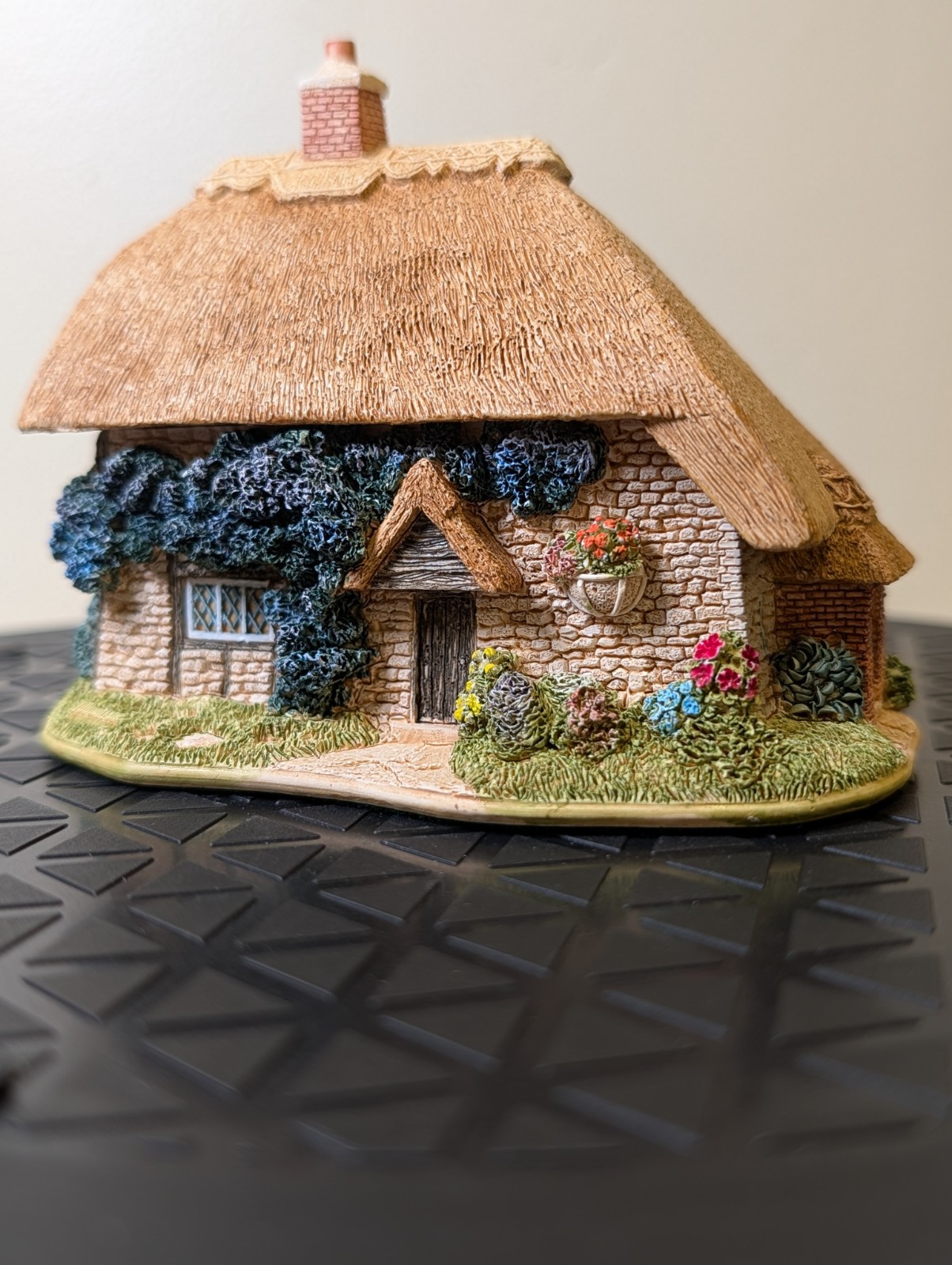 Lilliput Lane Honeysuckle Cottage Trinket Box From The English Collection, 1997