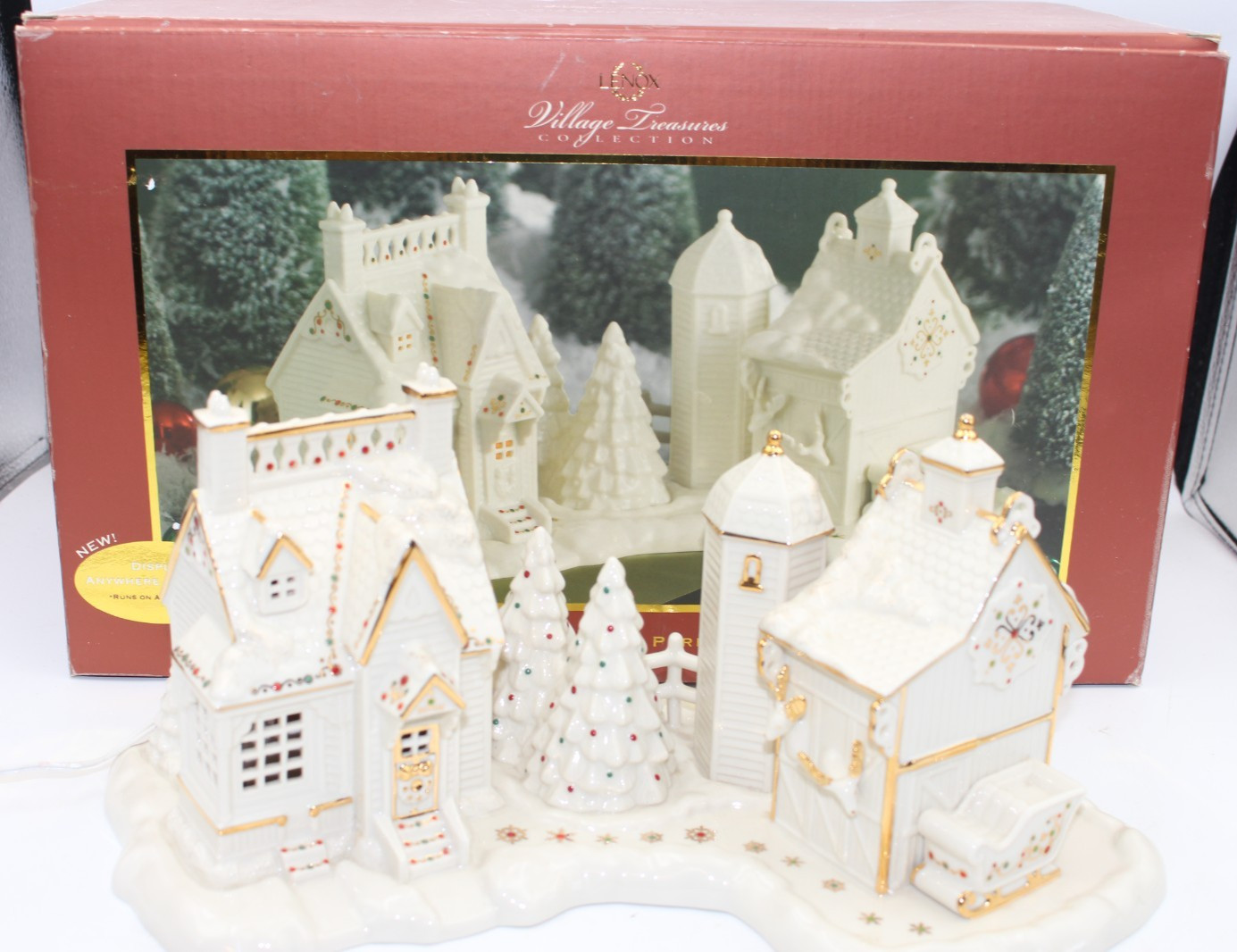Lenox Village Treasures Mistletoe Park Santa’s Barn / Workshop, In Box